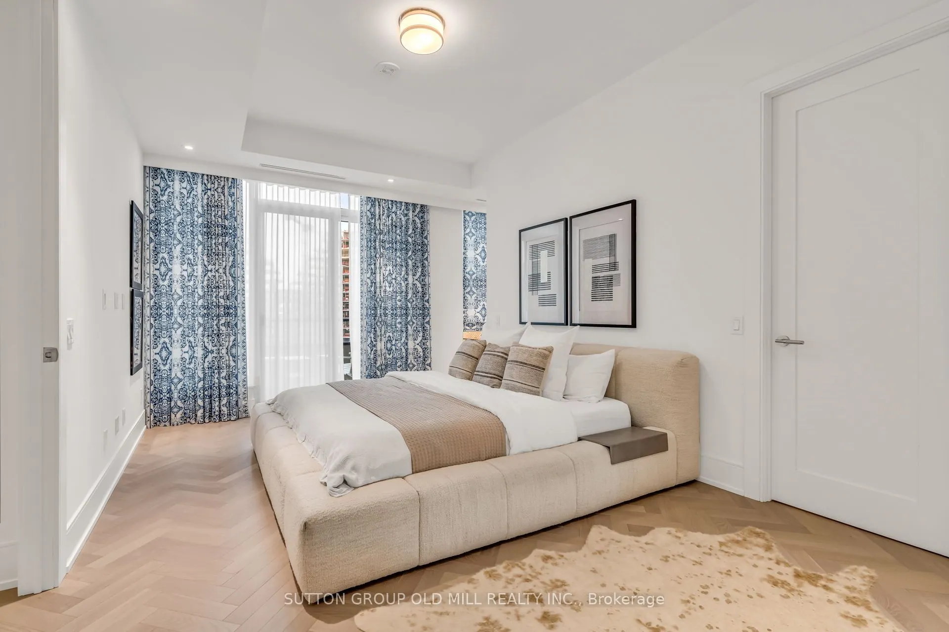 455 Wellington Street W, #711