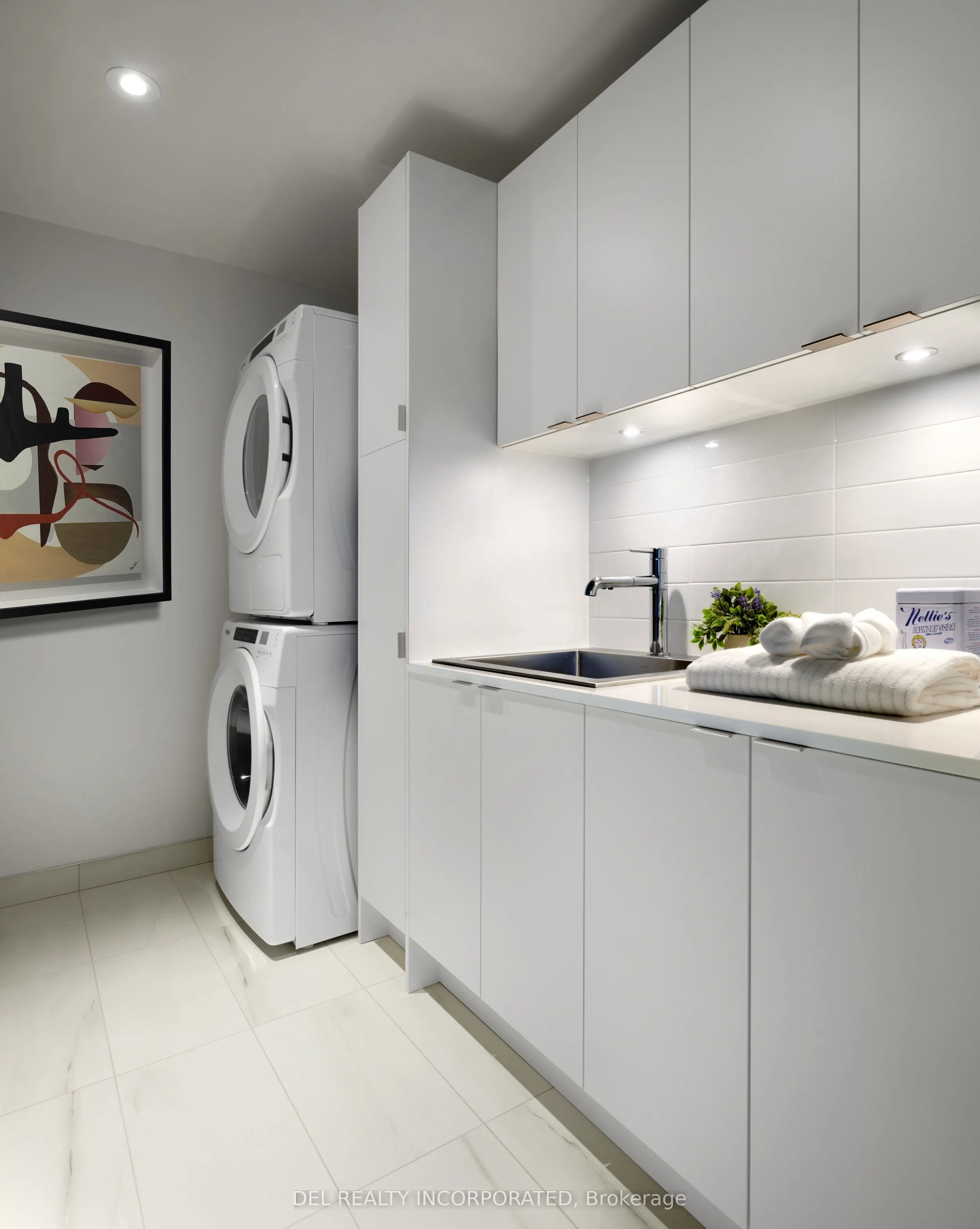 155 Merchants' Wharf, #815