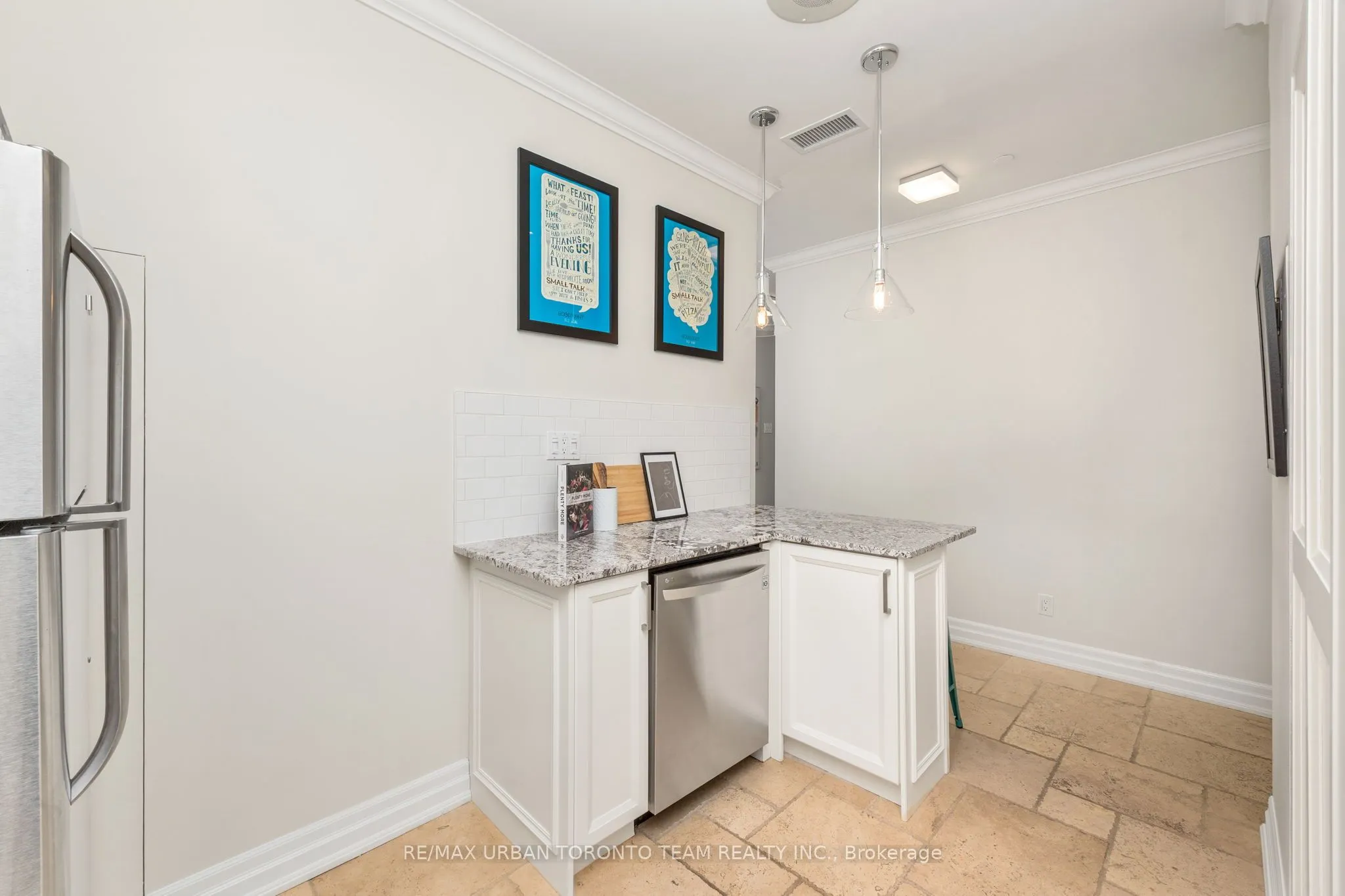 393 King Street W, #401