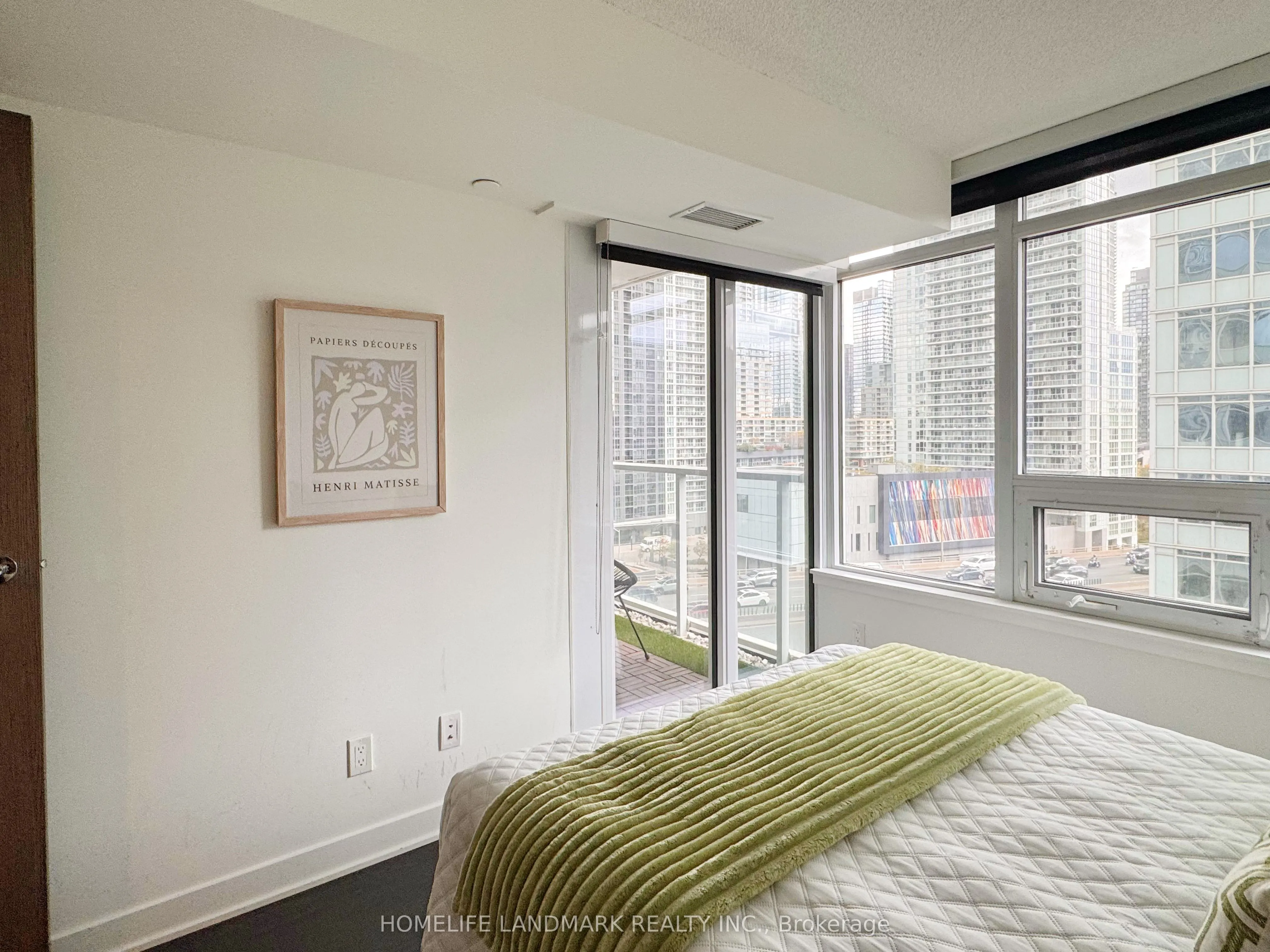 19 Bathurst Street, #1110
