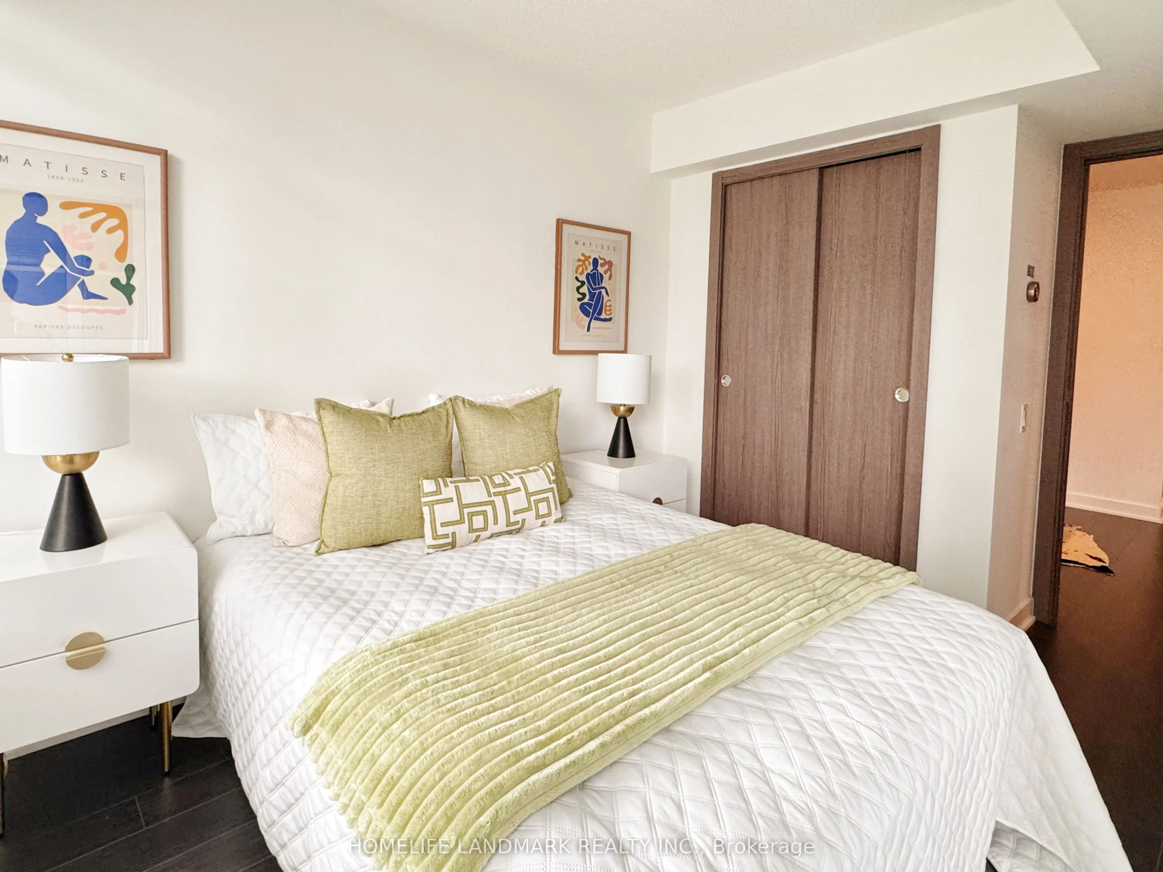 19 Bathurst Street, #1110