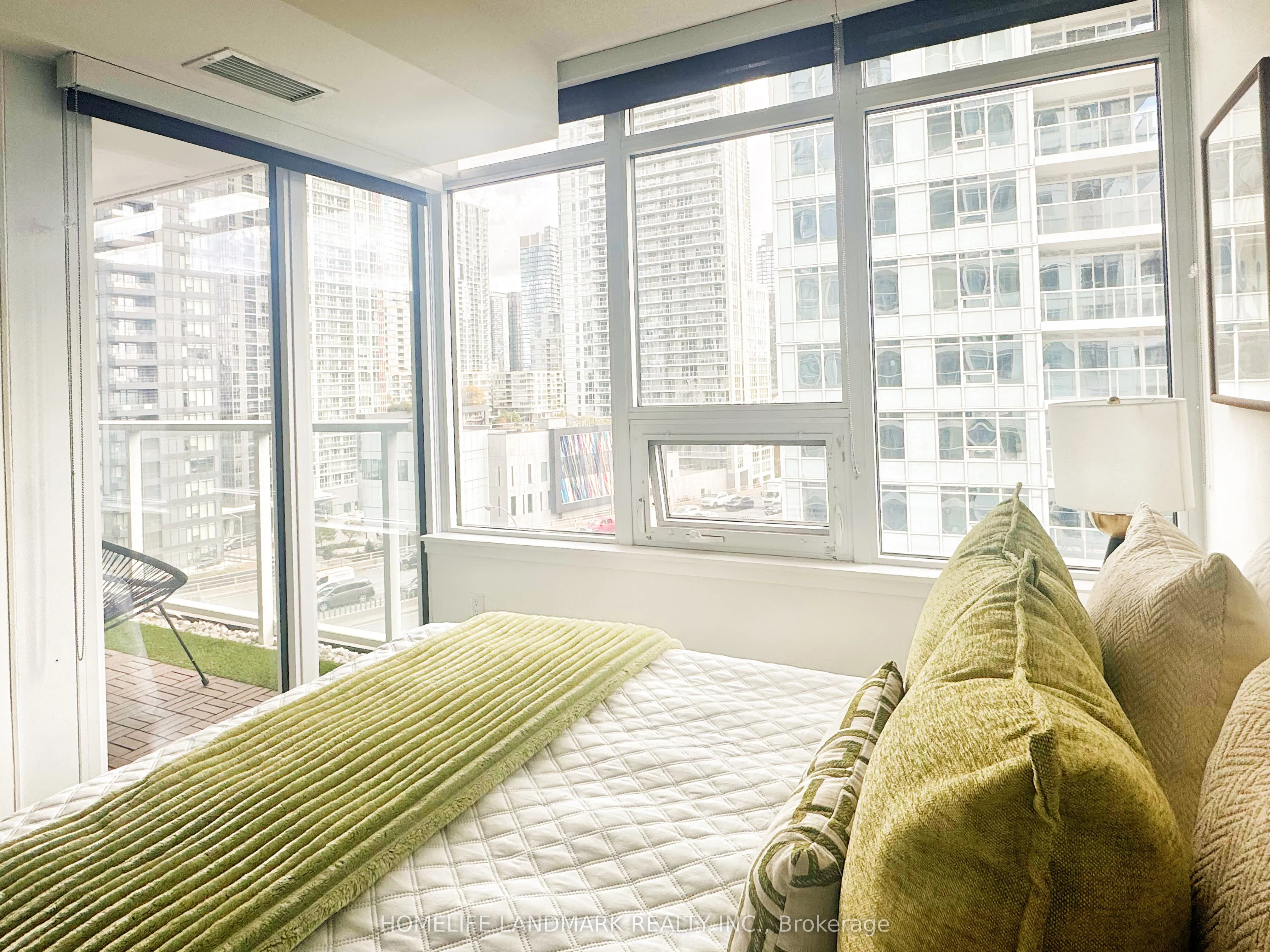 19 Bathurst Street, #1110