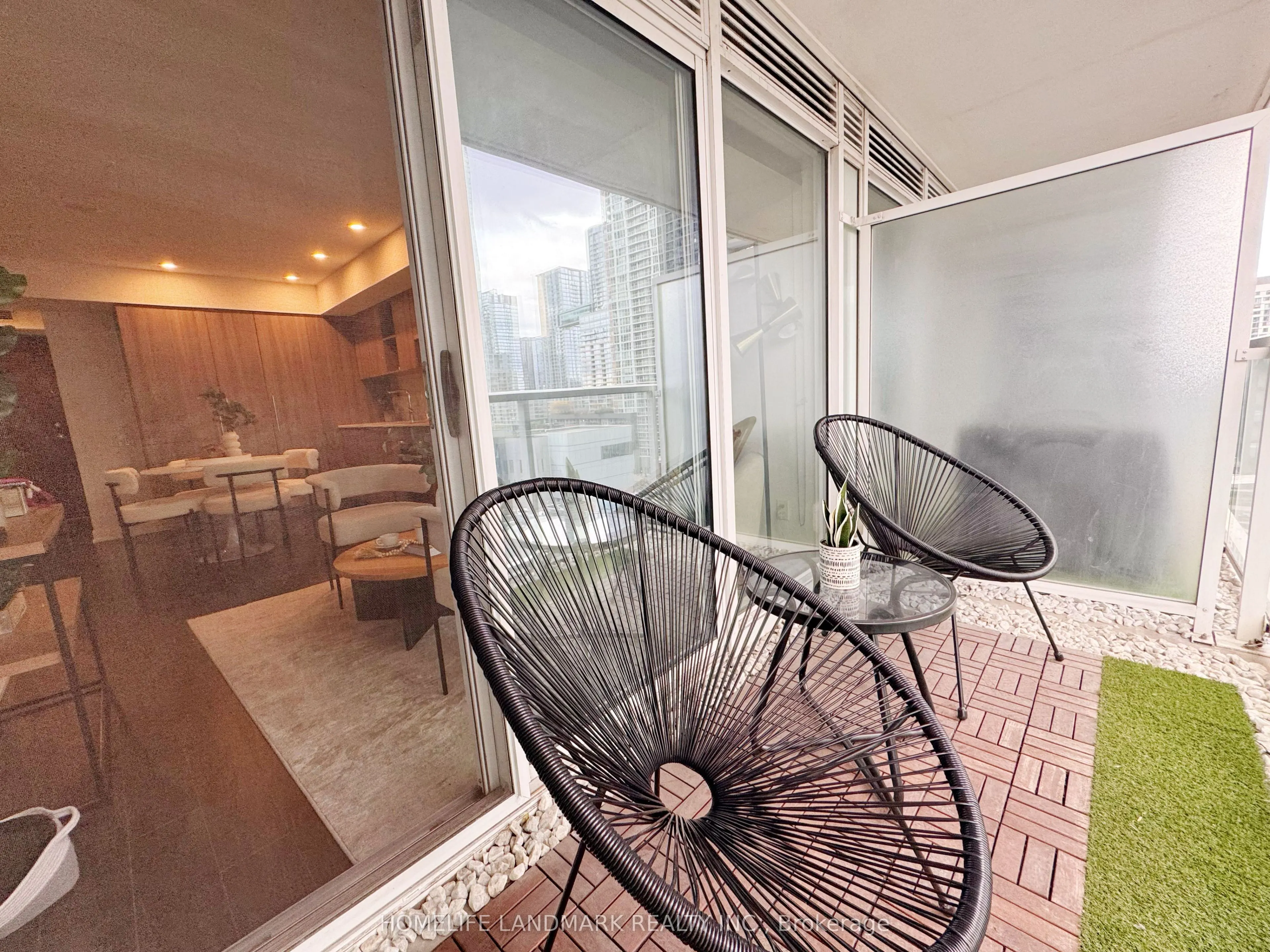 19 Bathurst Street, #1110