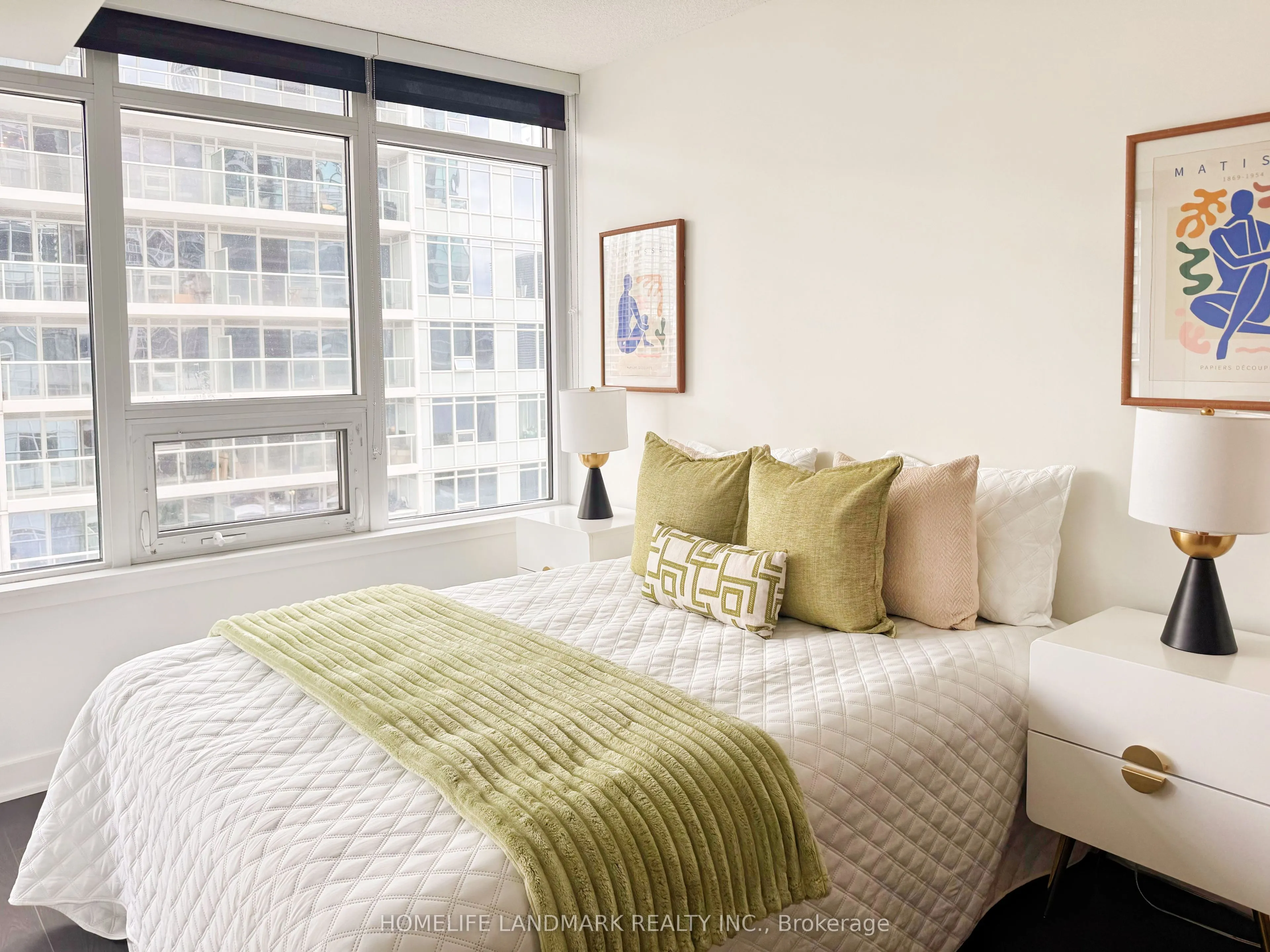 19 Bathurst Street, #1110