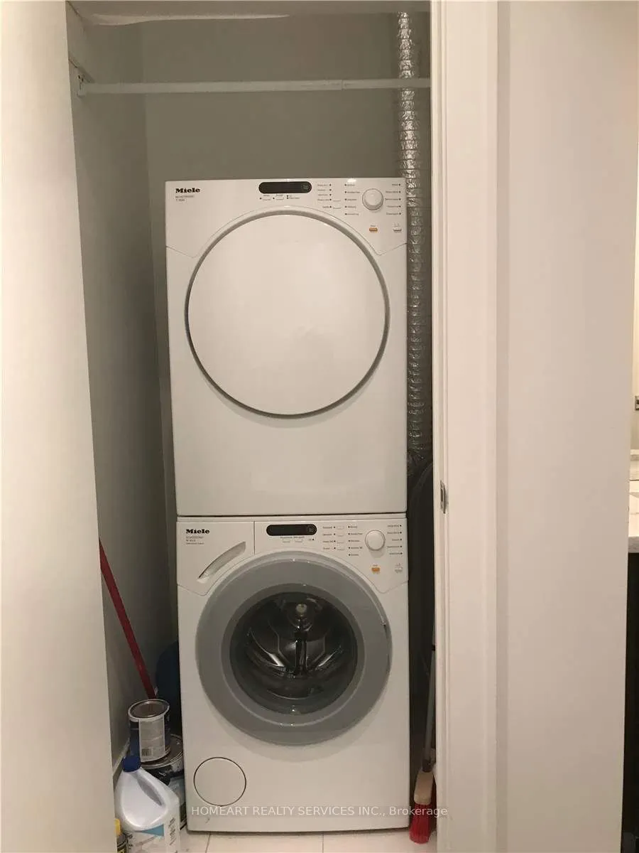 29 Queens Quay E, #1021