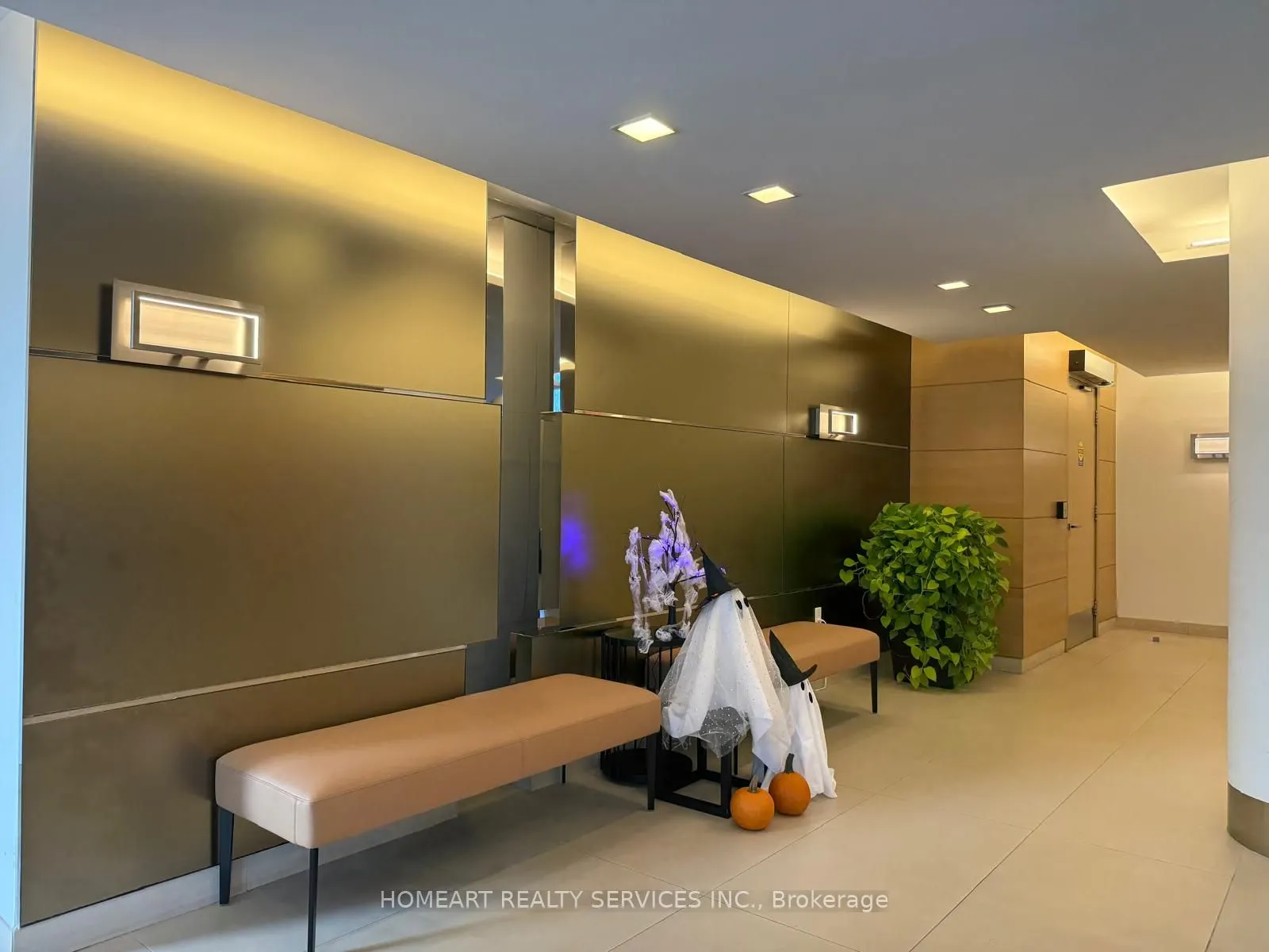 29 Queens Quay E, #1021