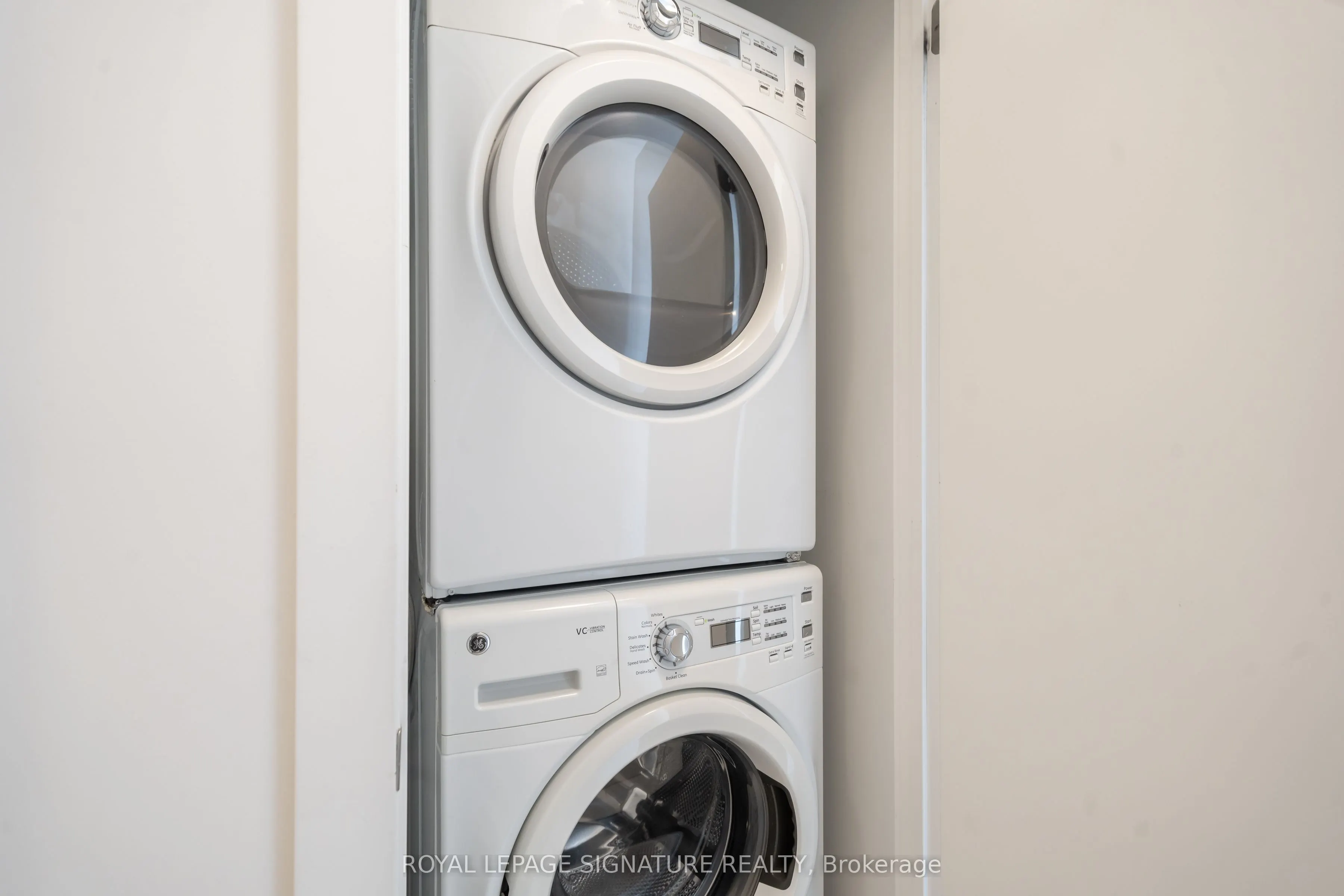 20 Bruyeres Mews, #1106