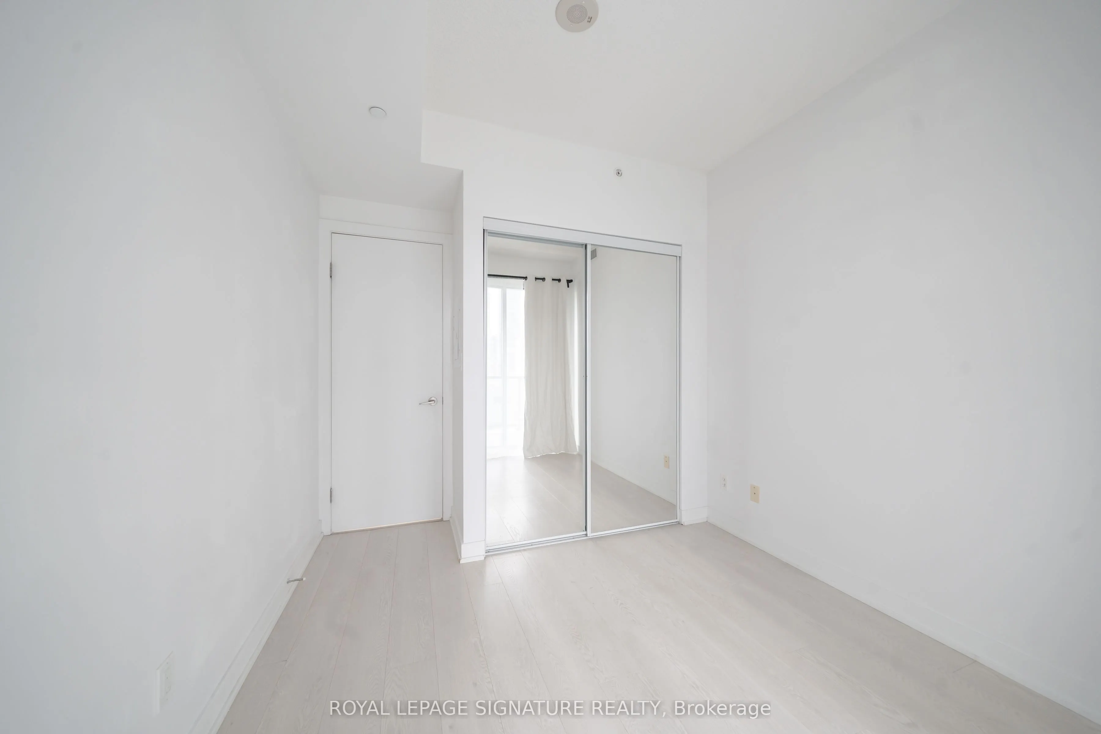 20 Bruyeres Mews, #1106