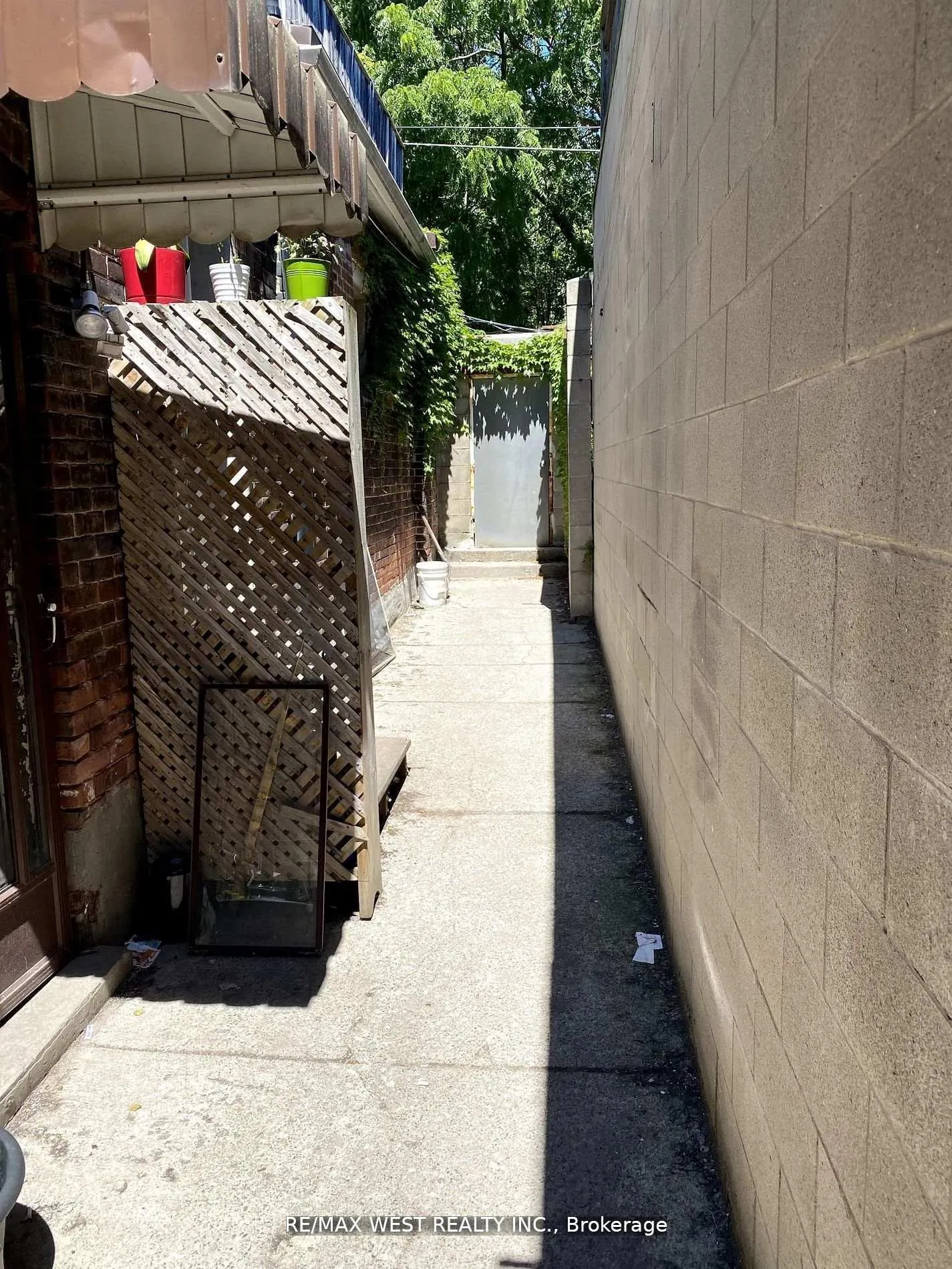 926 College Street, #Main Fl