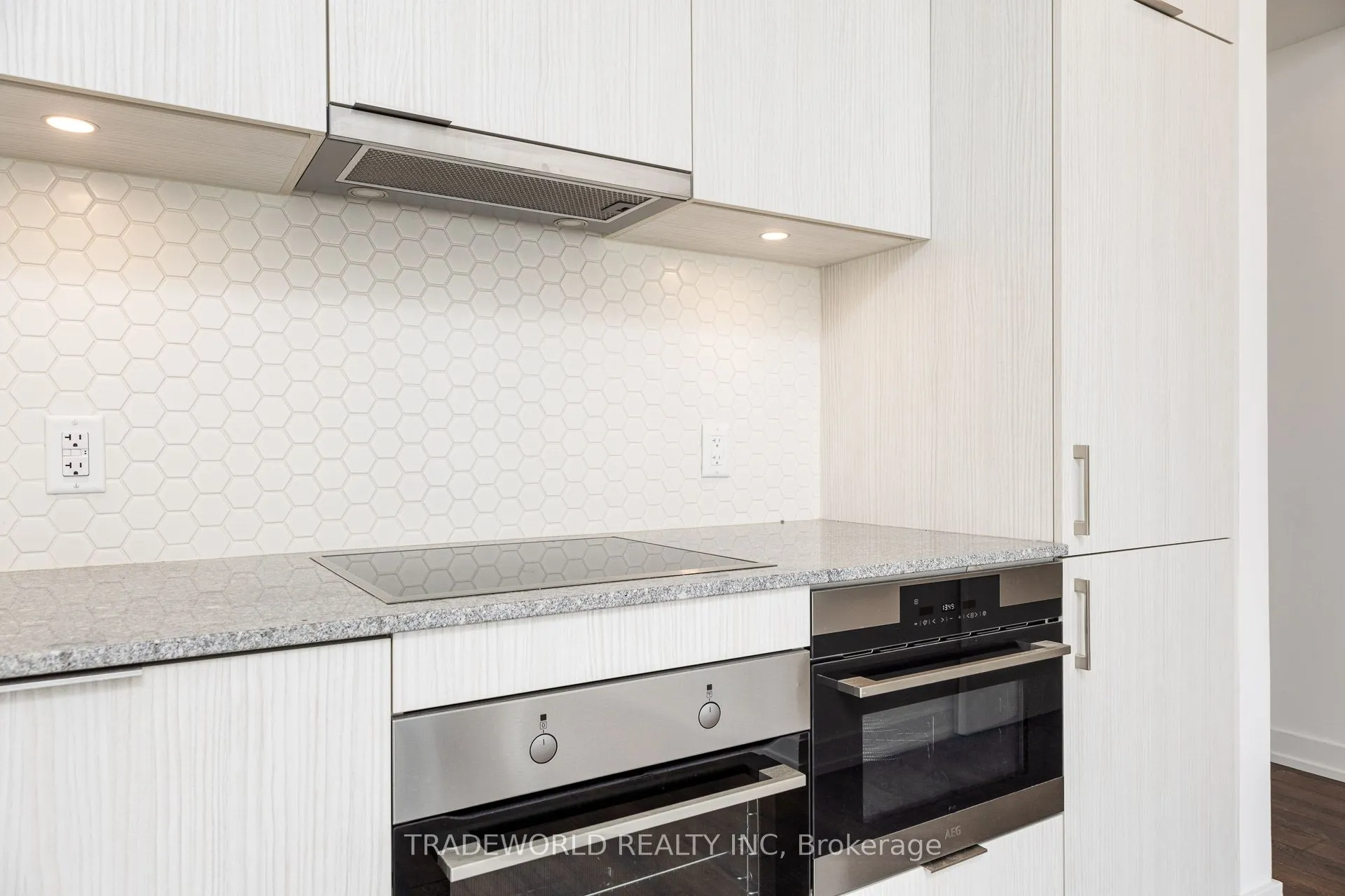 158 Front Street E, #2015