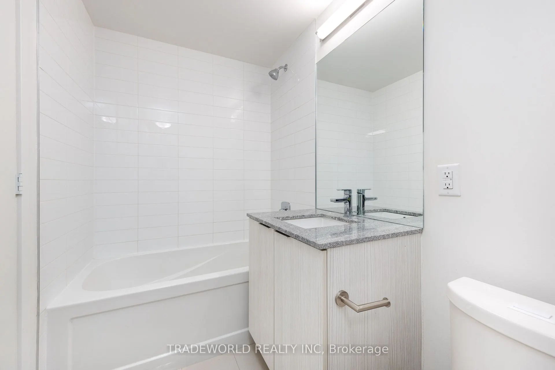 158 Front Street E, #2015