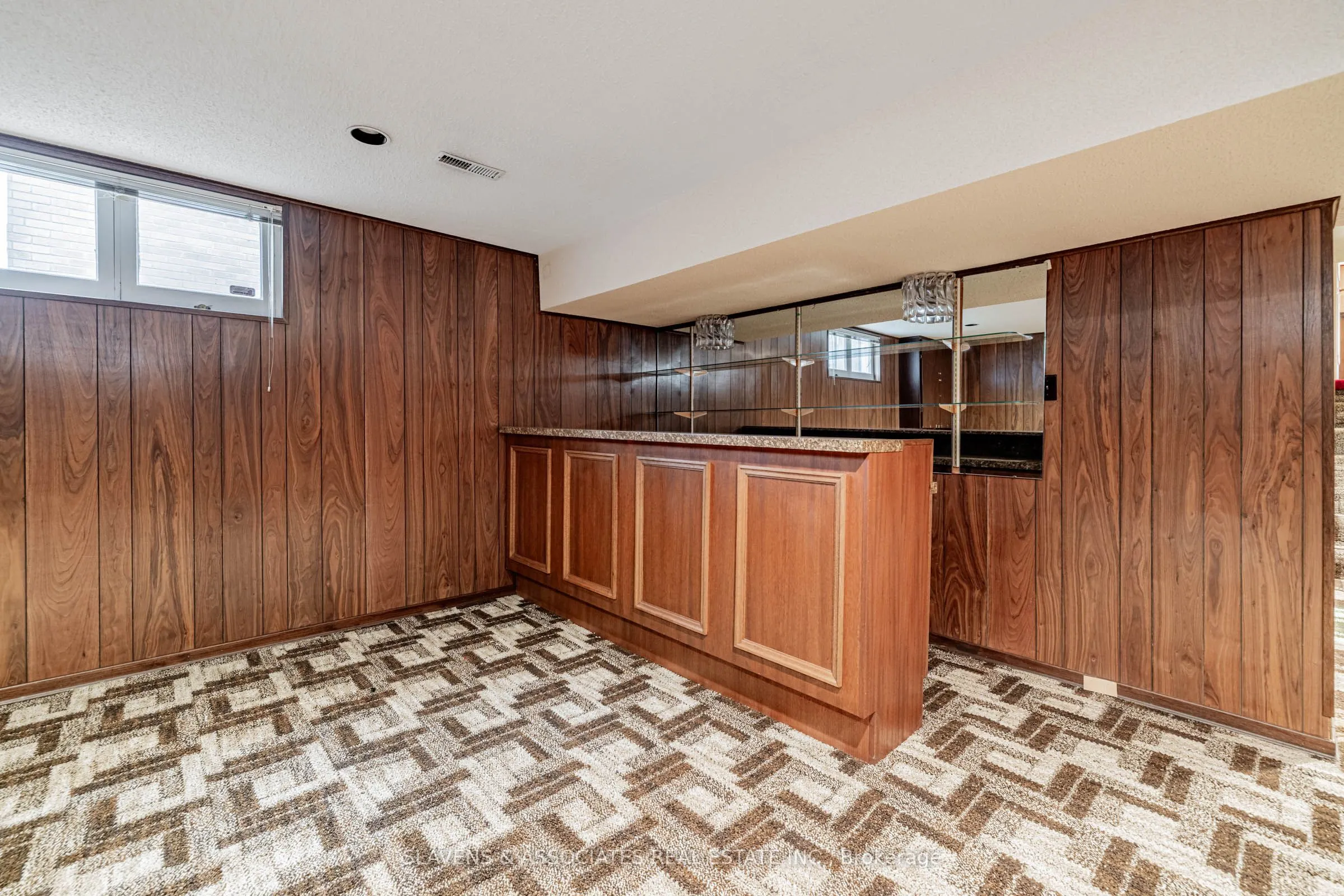 84 Charlton Boulevard