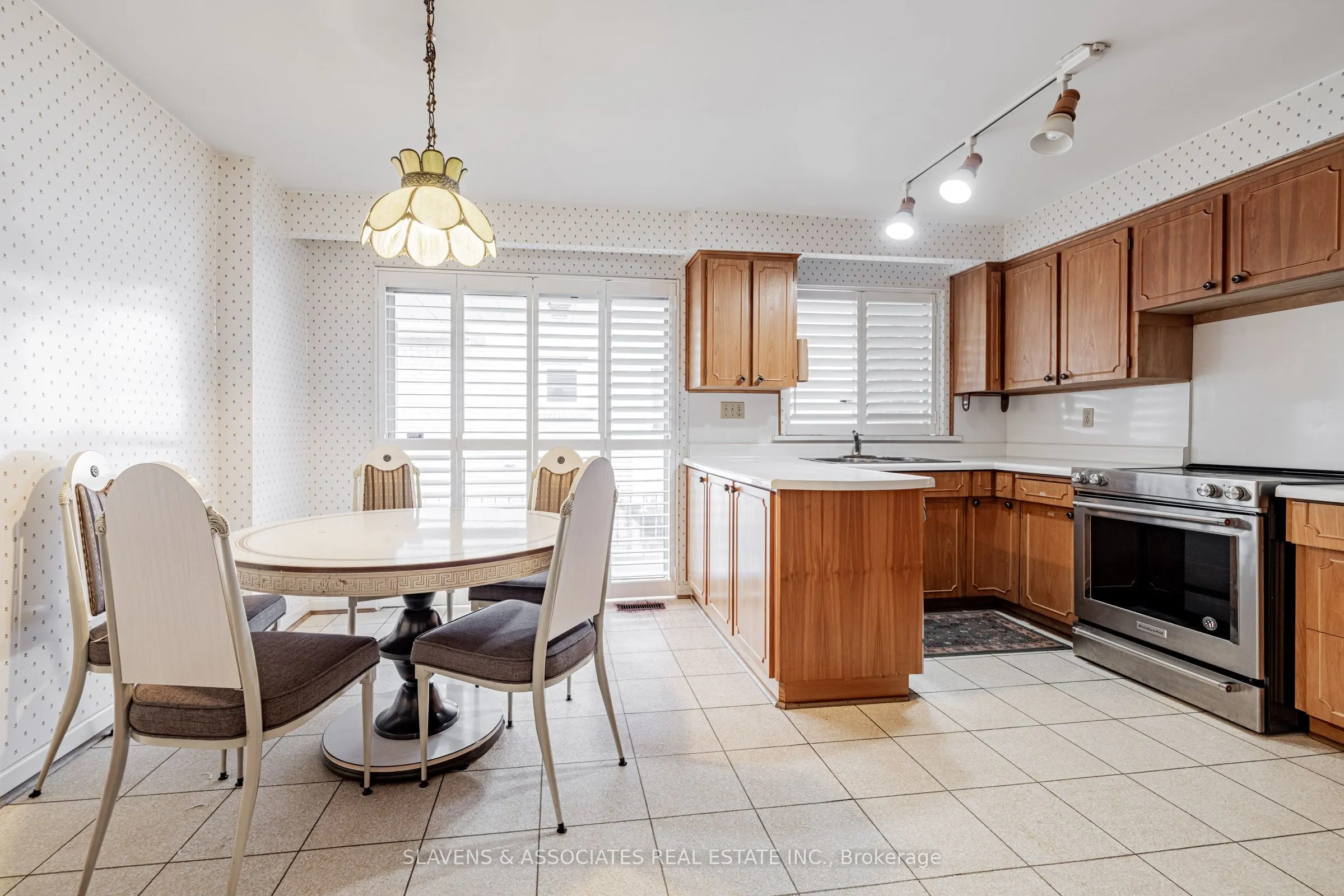 84 Charlton Boulevard