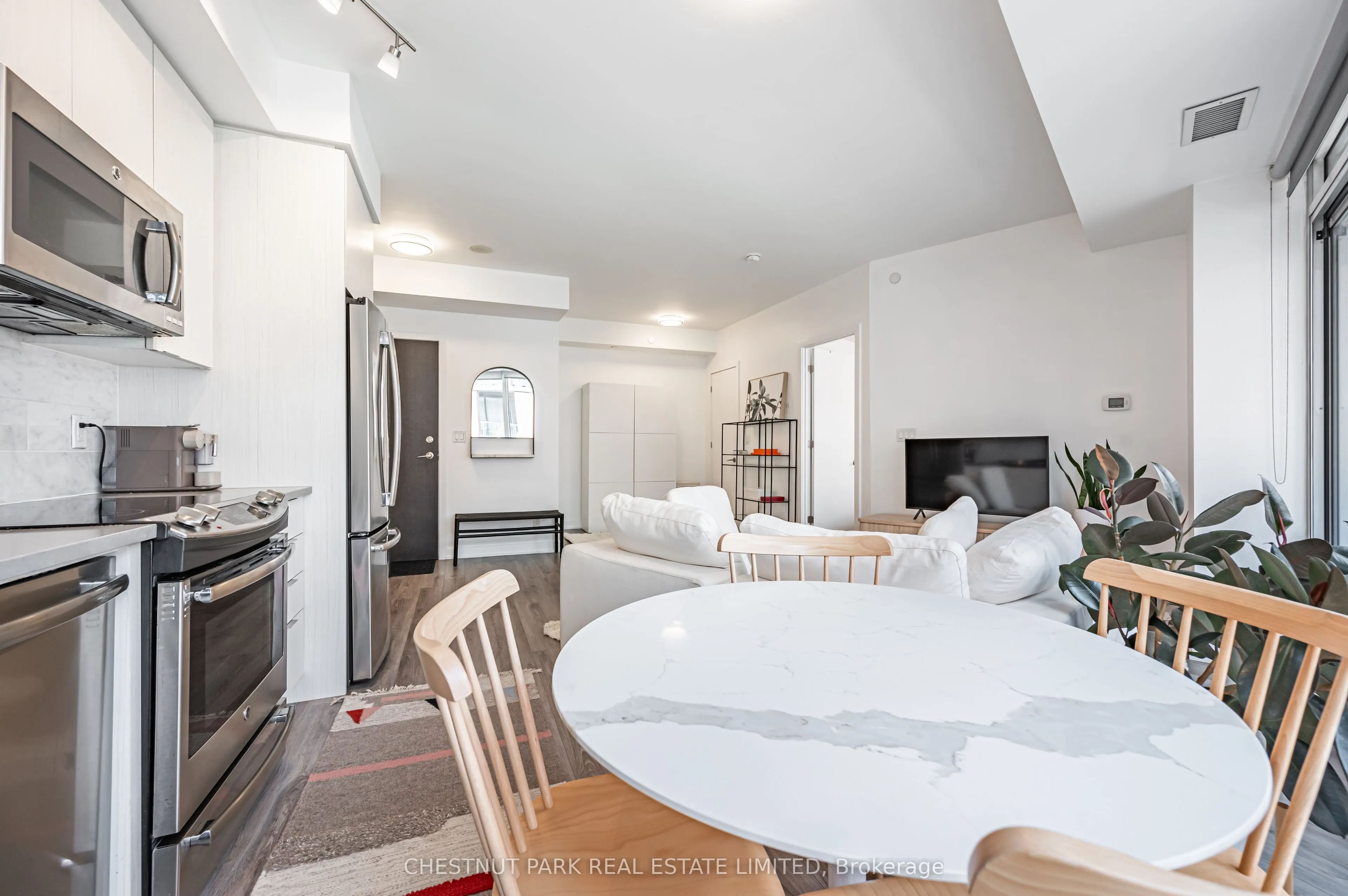 50 Bruyeres Mews, #515