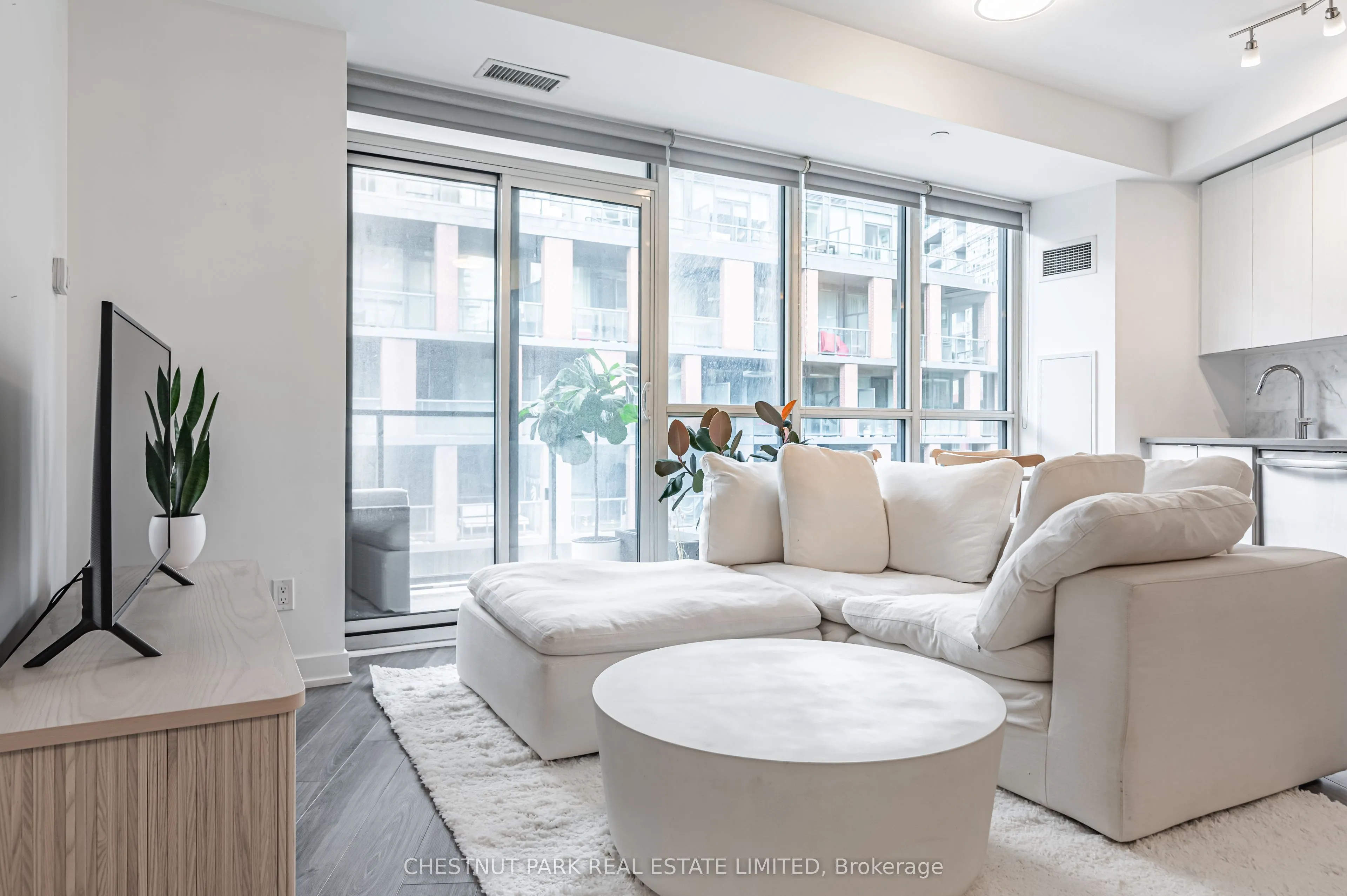 50 Bruyeres Mews, #515