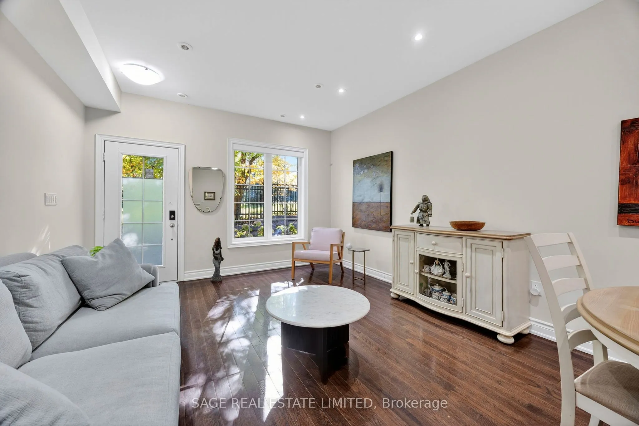 10 Hargrave Lane S, #1