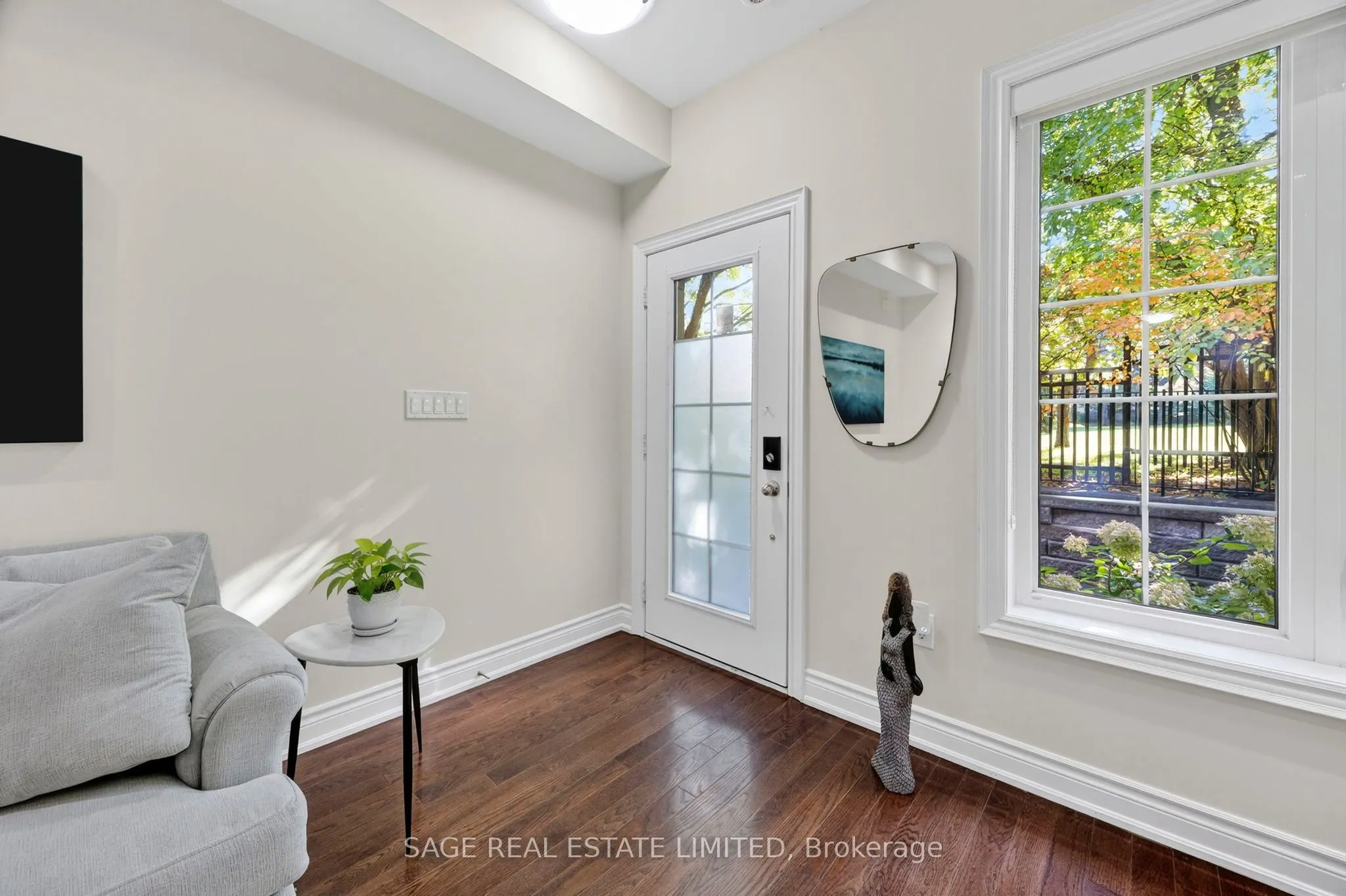 10 Hargrave Lane S, #1