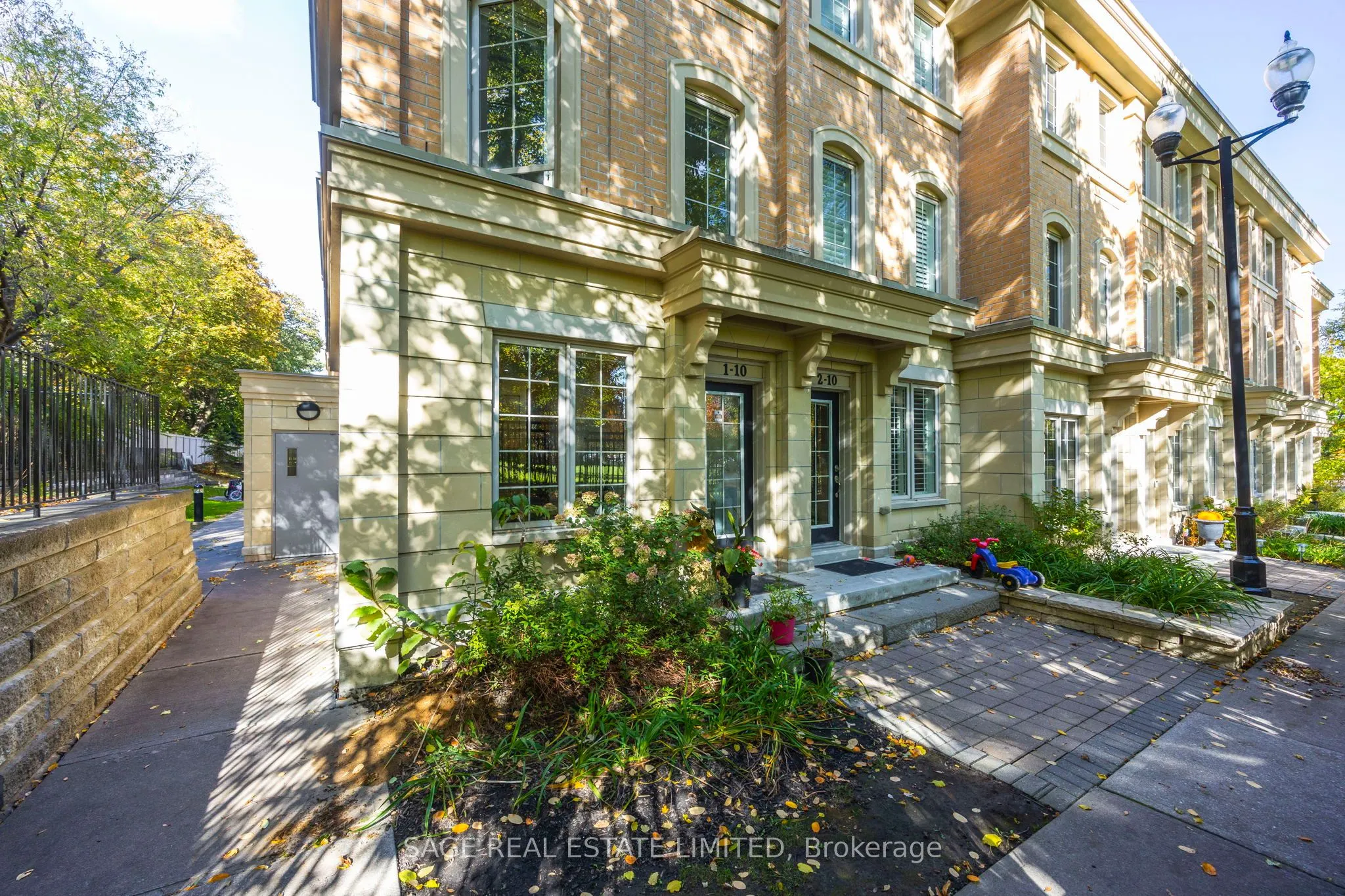 10 Hargrave Lane S, #1