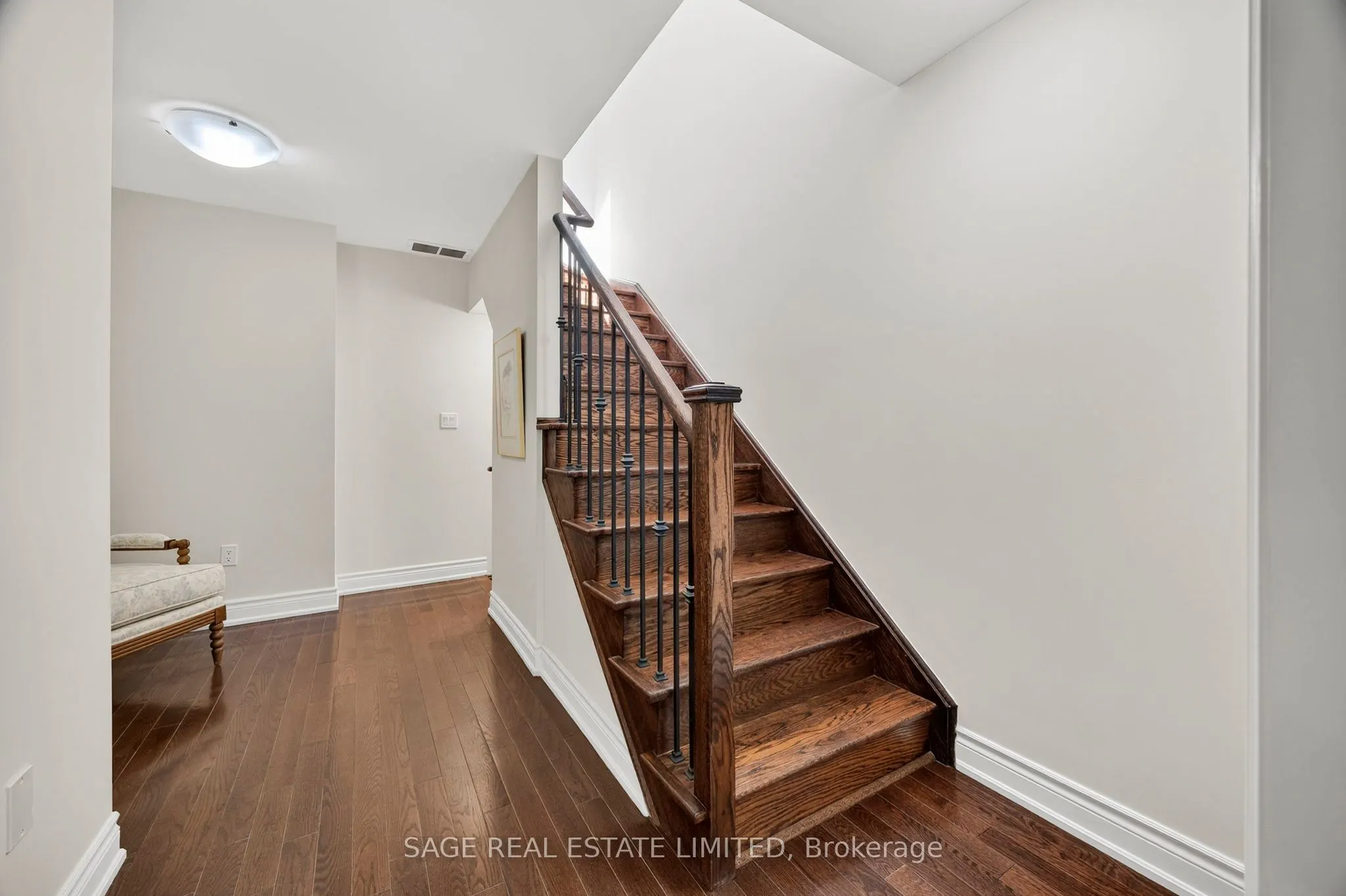 10 Hargrave Lane S, #1