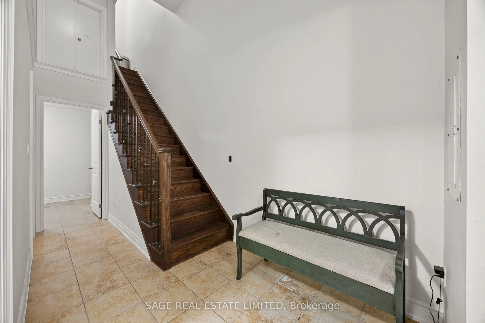 10 Hargrave Lane S, #1