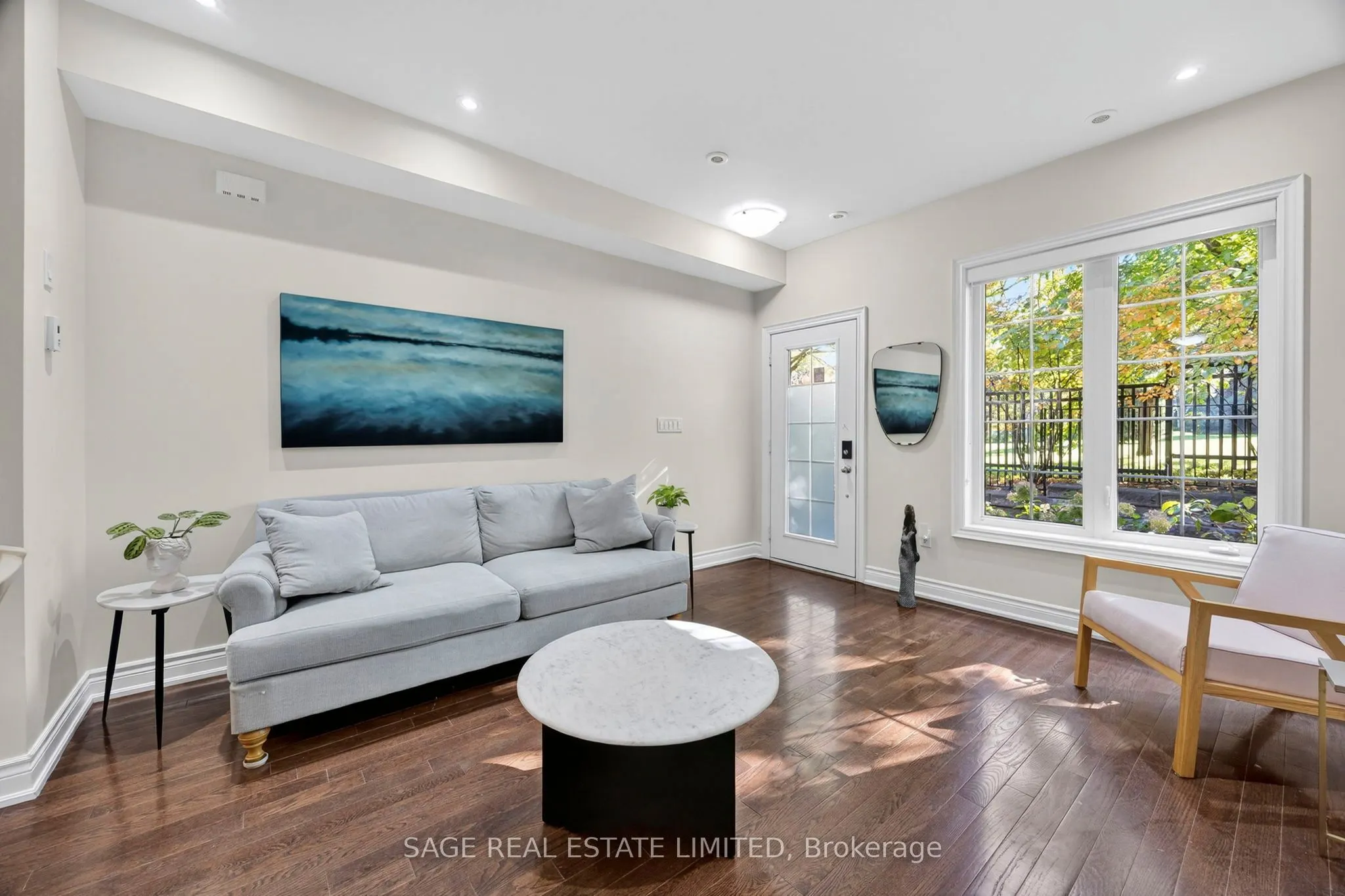 10 Hargrave Lane S, #1