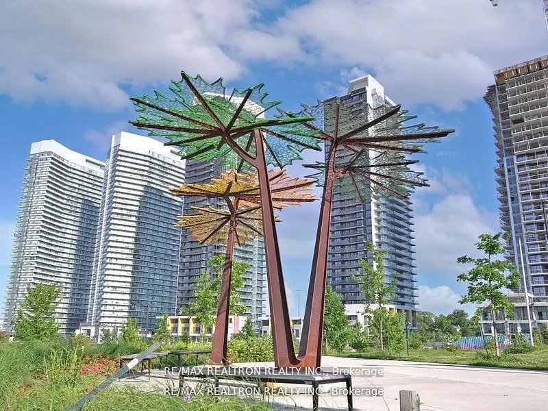 95 McMahon Drive, #Th515