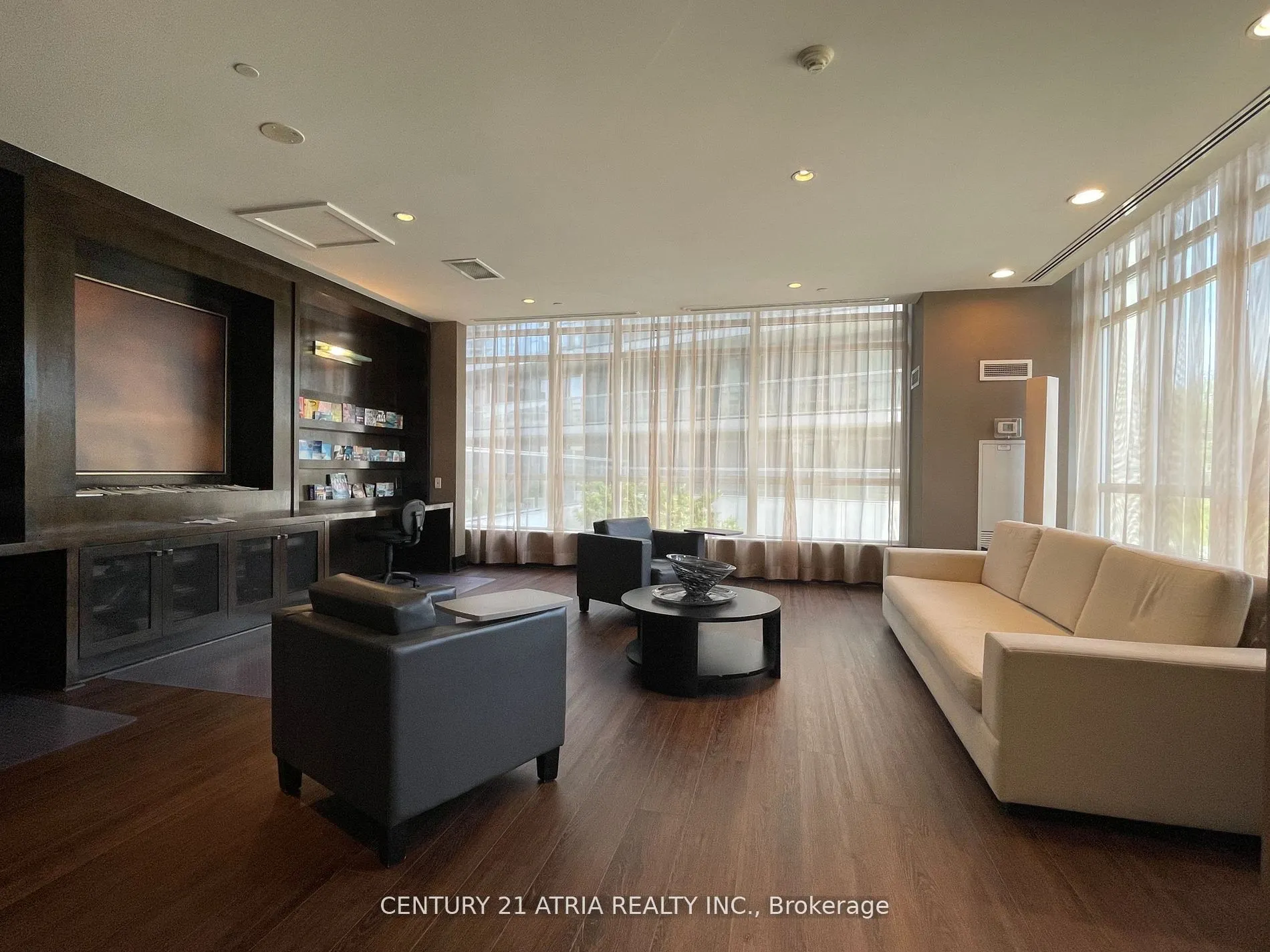 30 Herons Hill Way N, #1504