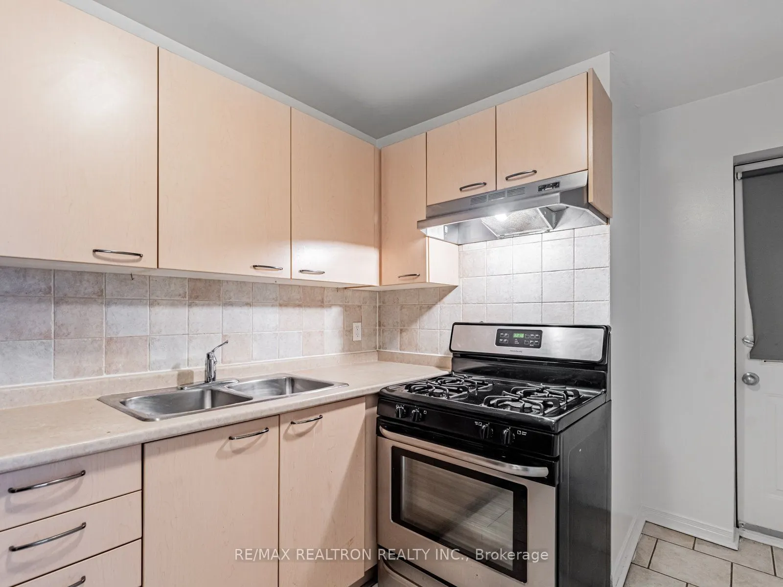 414 Jarvis Street E, #G4