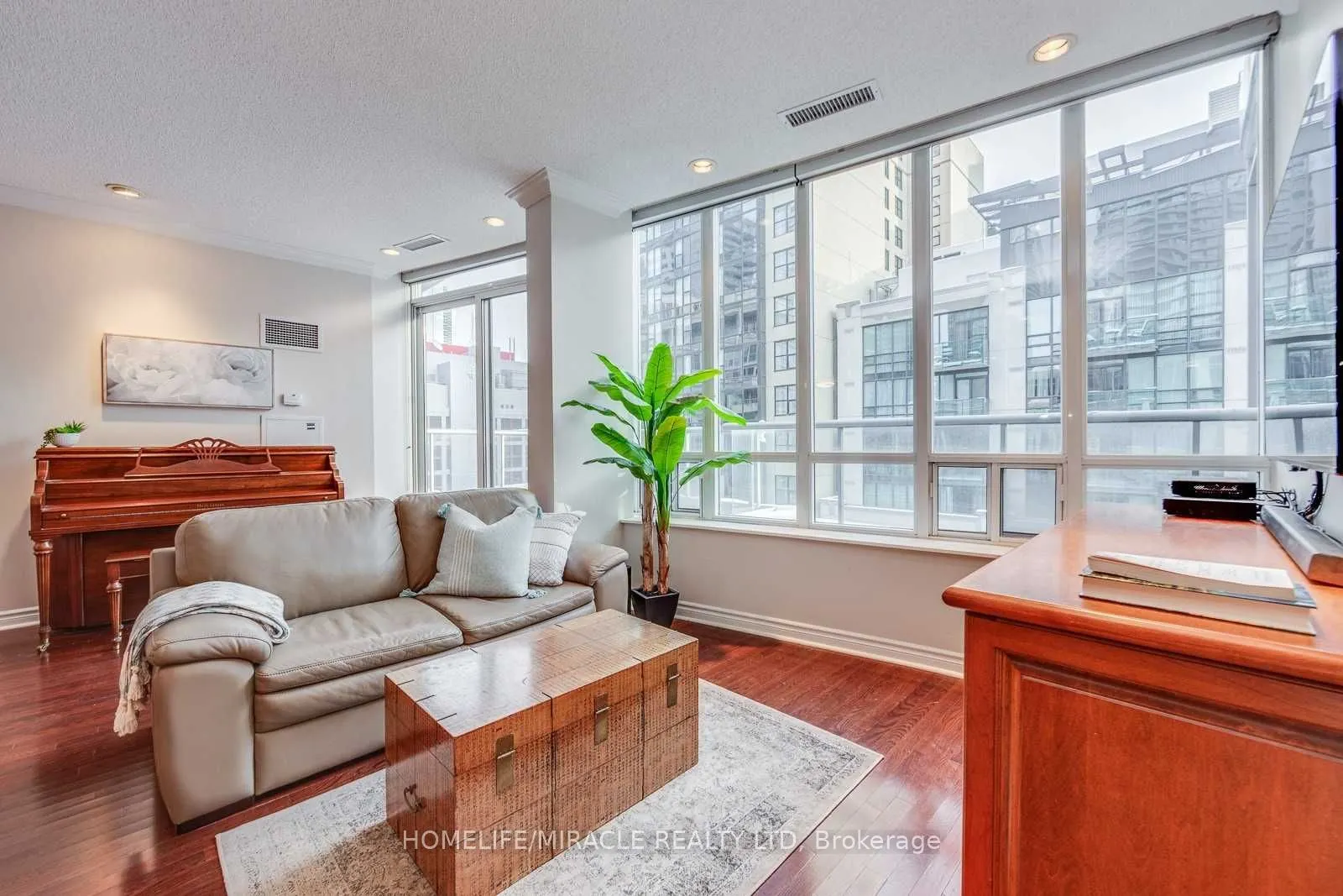 270 Wellington Street W, #Ph09