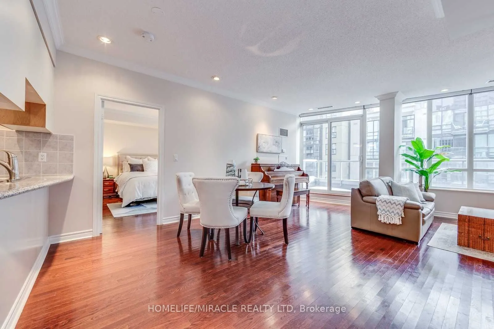 270 Wellington Street W, #Ph09