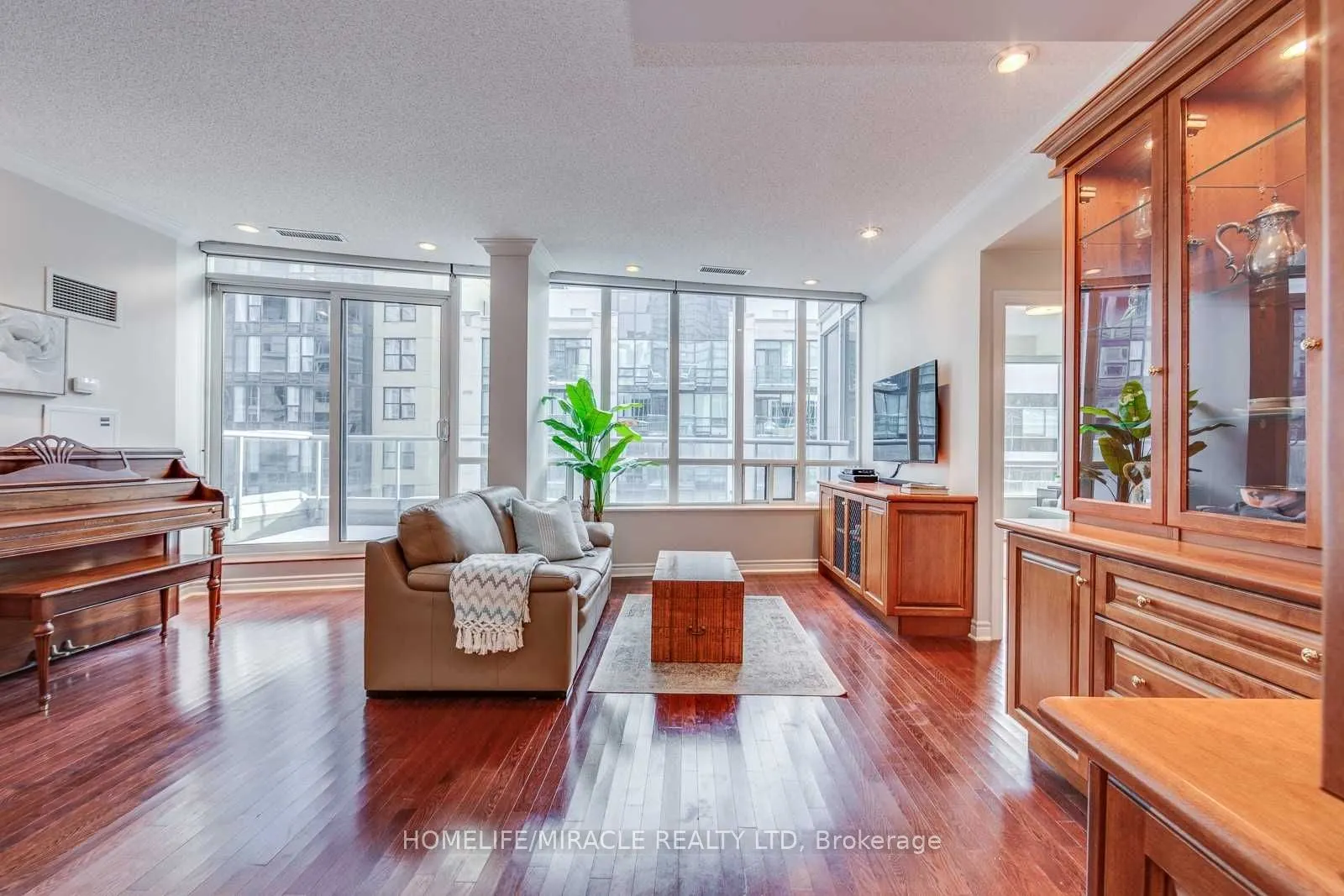 270 Wellington Street W, #Ph09