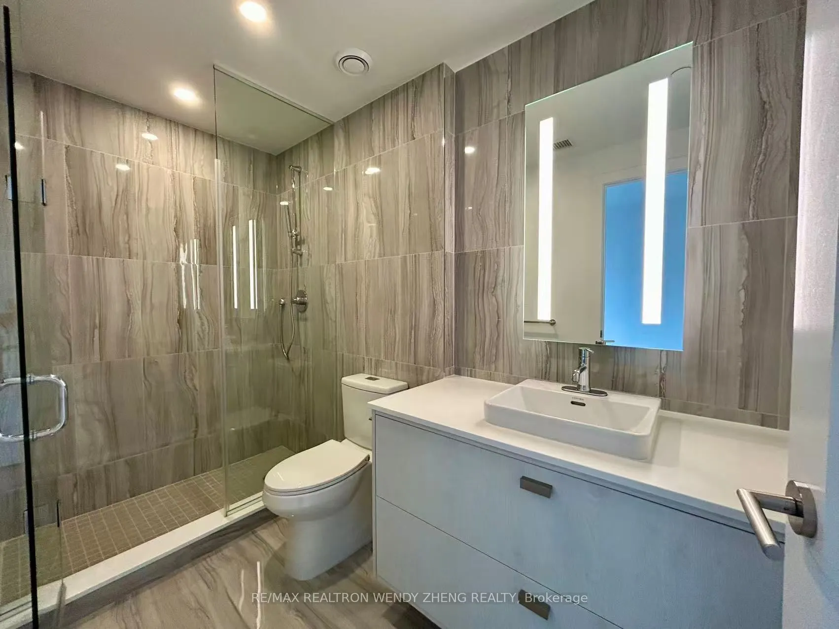 10 Inn on the Park Drive, #904