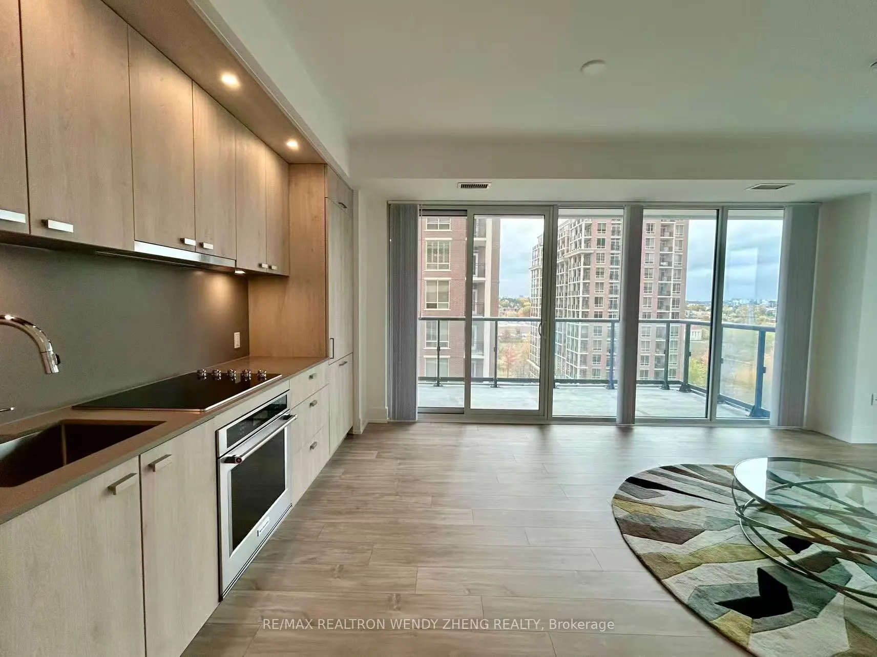 10 Inn on the Park Drive, #904