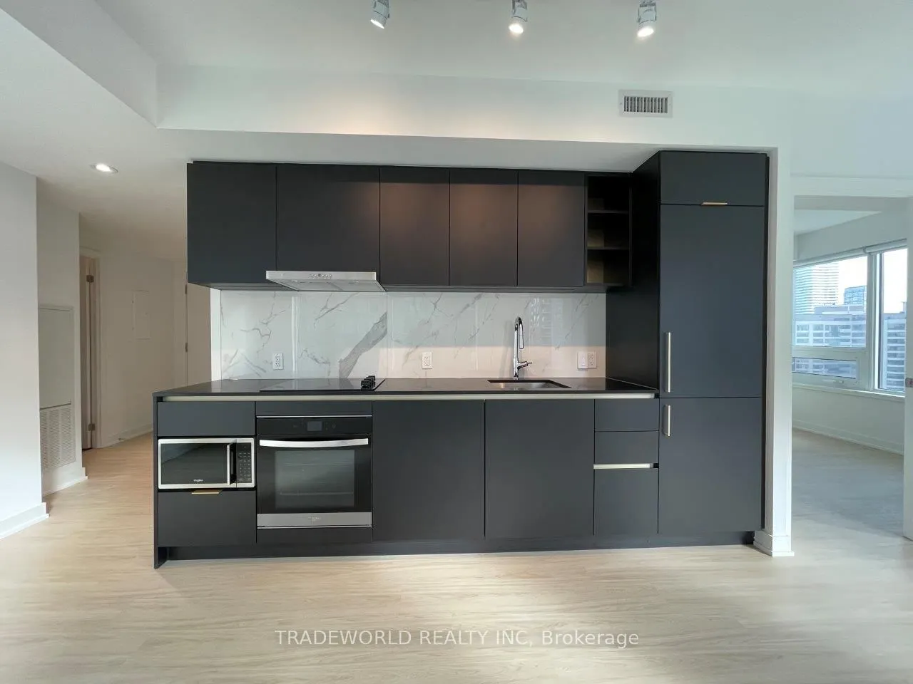 8 Wellesley Street W, #1516