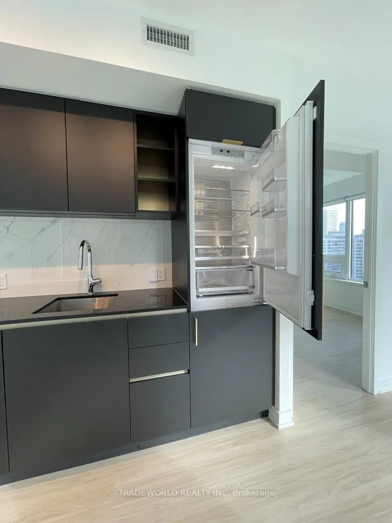 8 Wellesley Street W, #1516