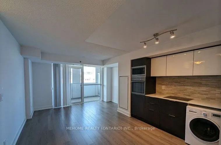 318 Richmond Street W, #606