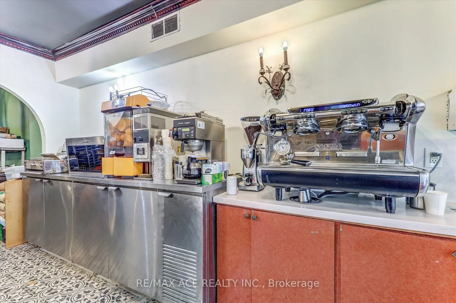 589 Parliament Street E