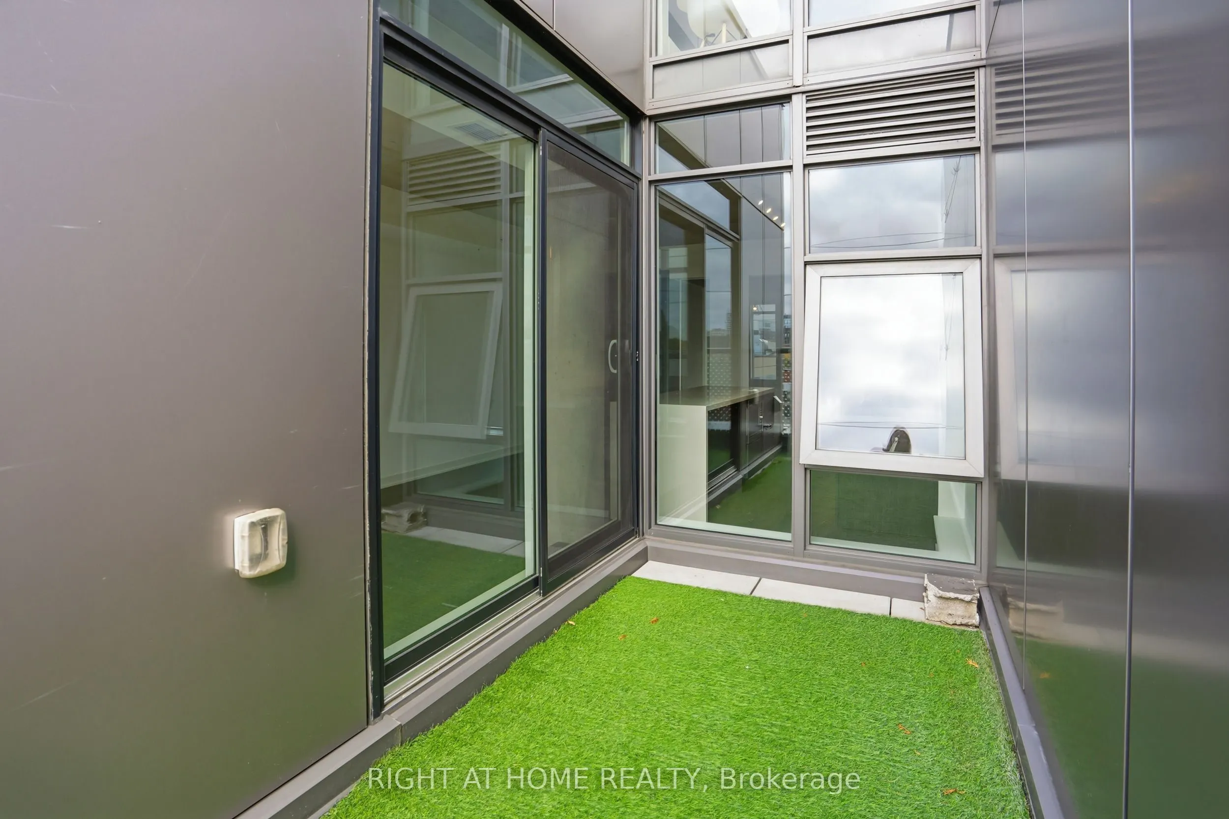 109 Ossington Avenue, #406