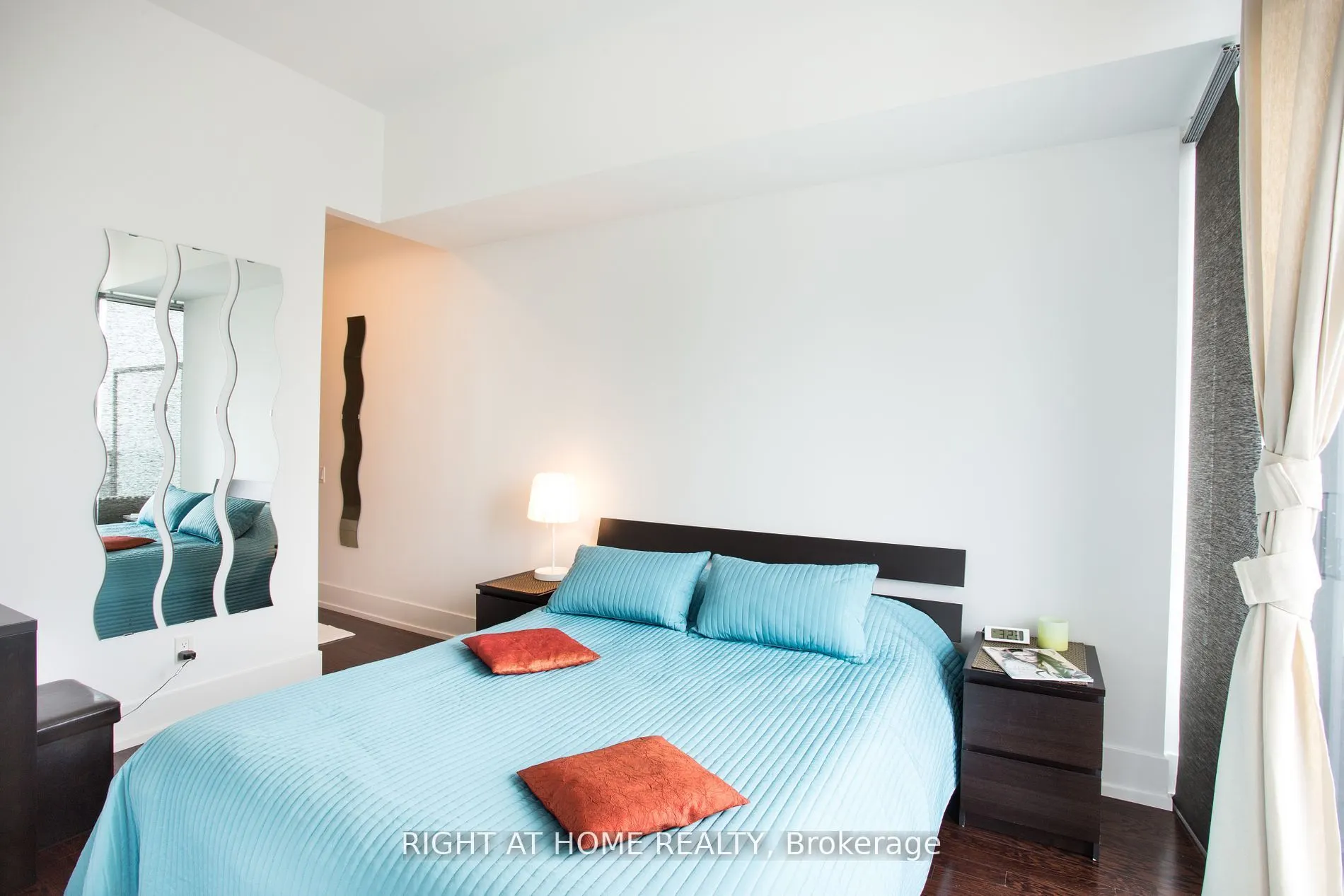 33 Charles Street E, #4207