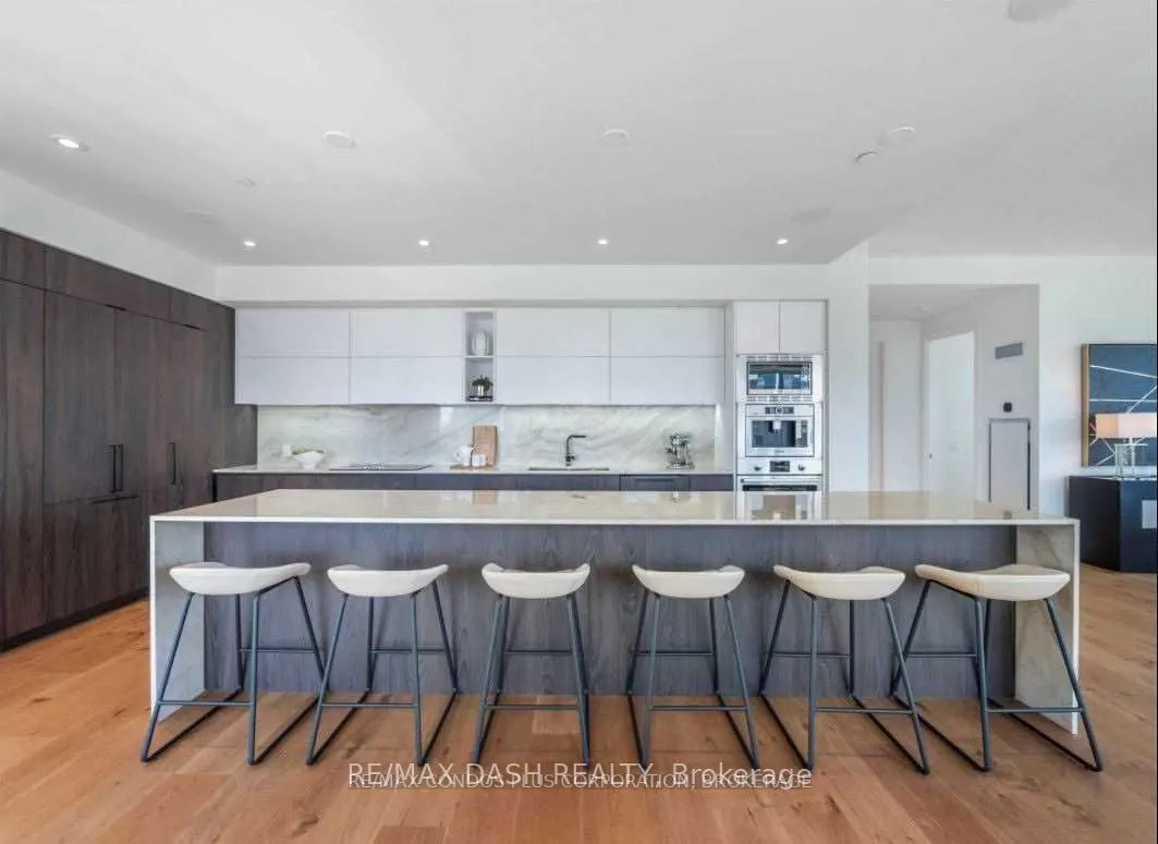 151 Avenue Road, #806