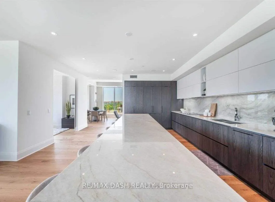 151 Avenue Road, #806