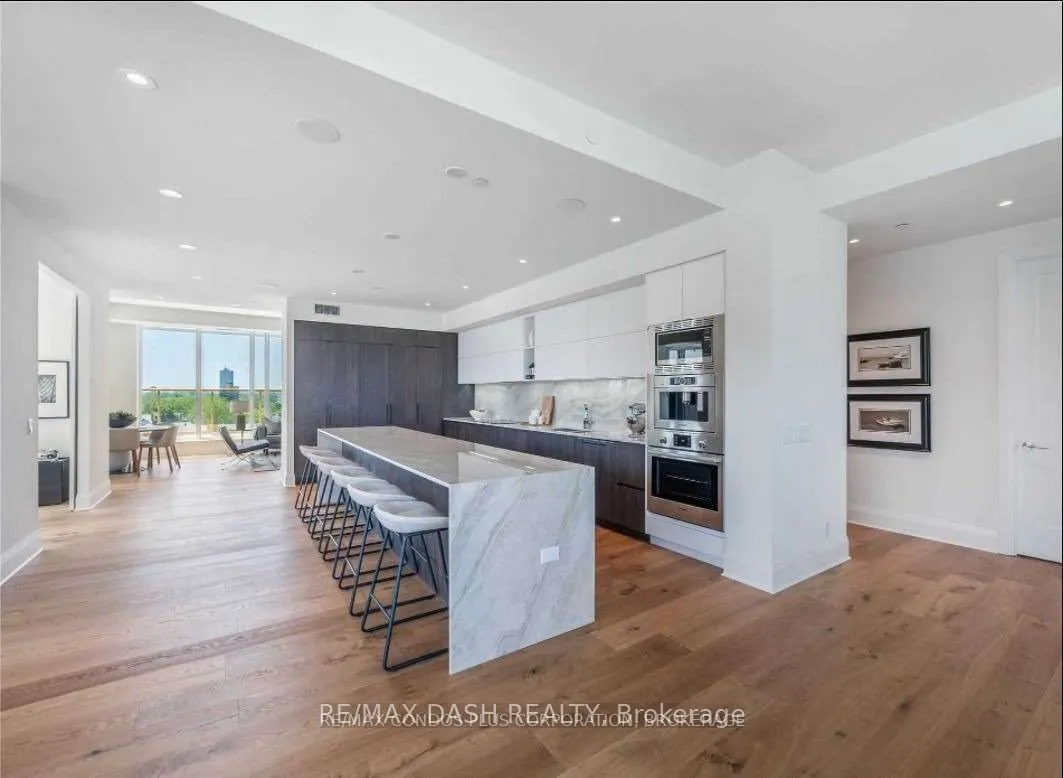 151 Avenue Road, #806