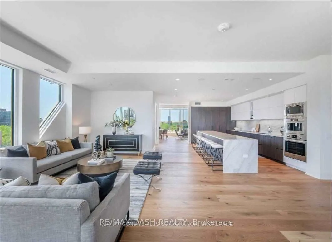 151 Avenue Road, #806