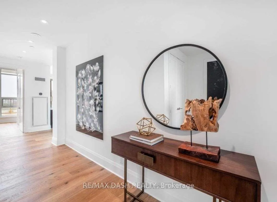 151 Avenue Road, #806