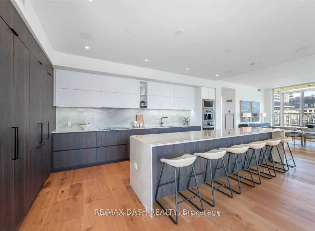 151 Avenue Road, #806