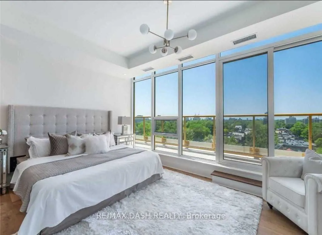 151 Avenue Road, #806