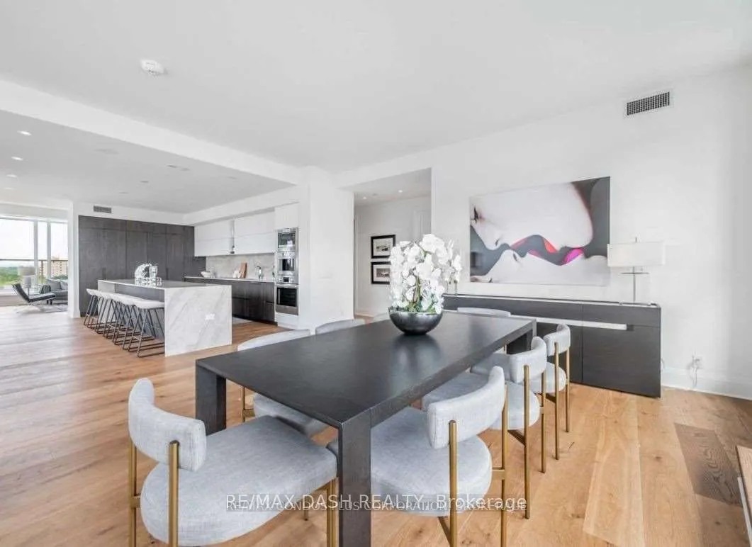 151 Avenue Road, #806