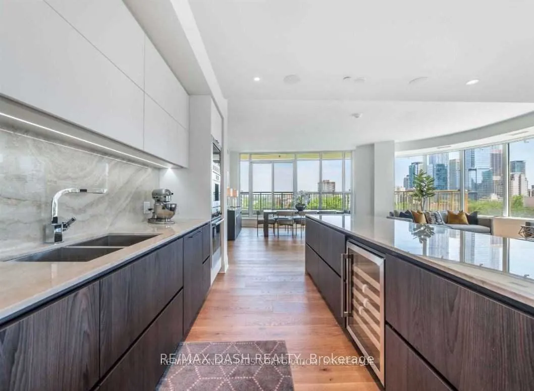 151 Avenue Road, #806