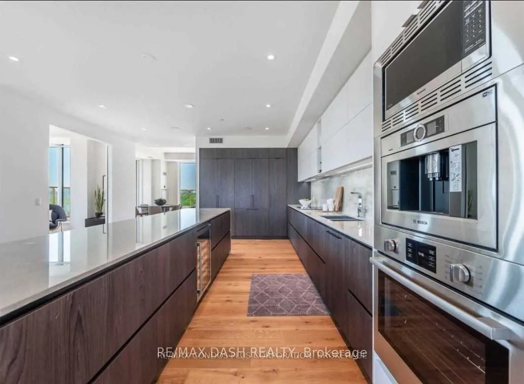 151 Avenue Road, #806