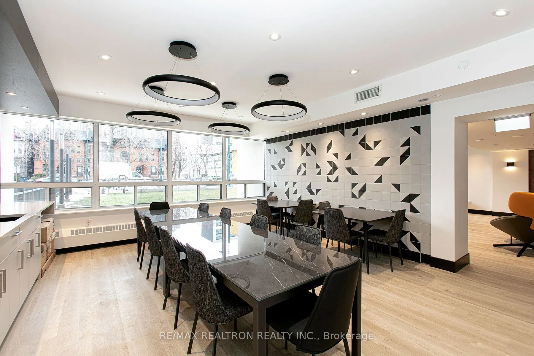 666 Spadina Avenue, #711